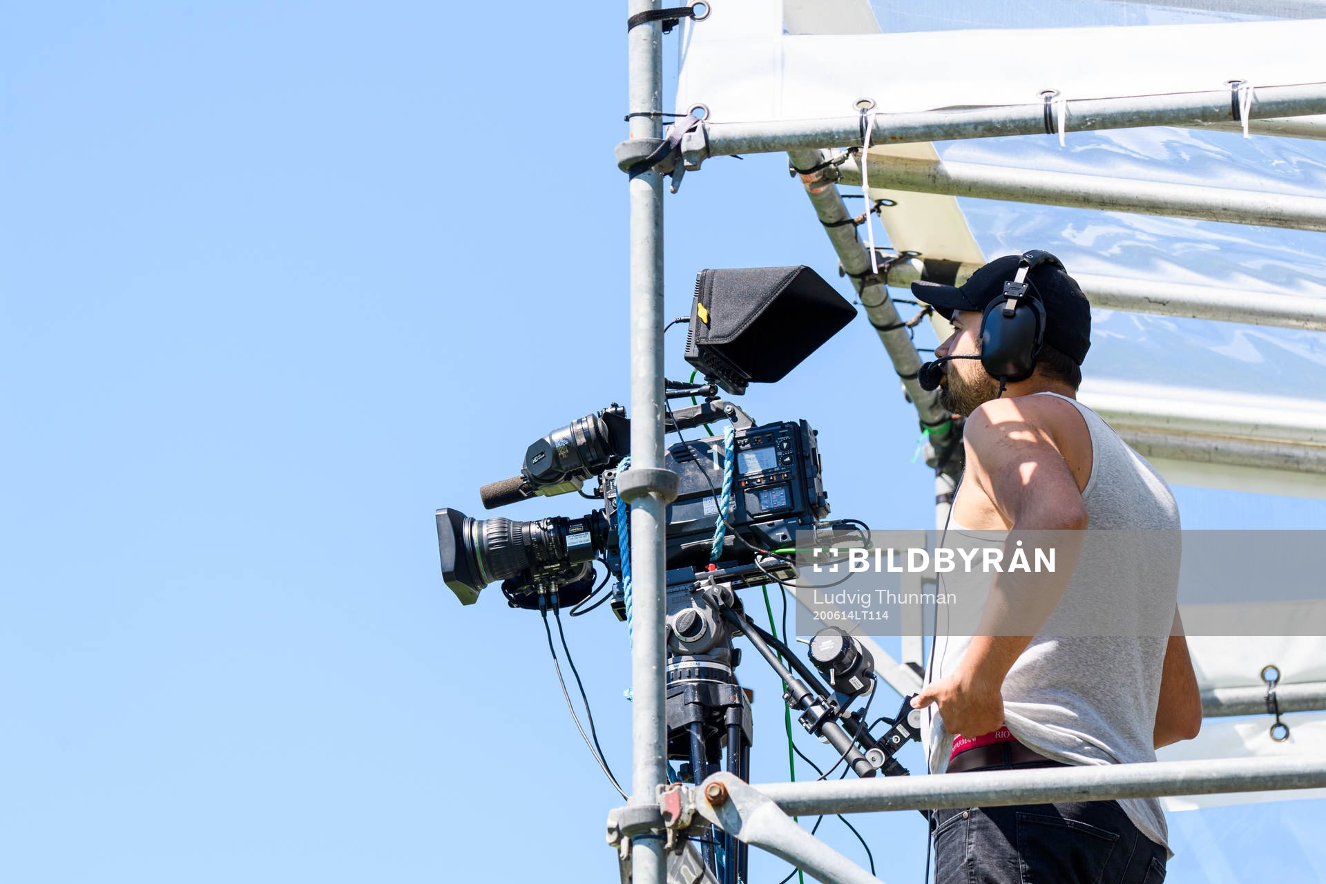 En tv-fotograf följer fotbollsmatchen i Division 1 södra