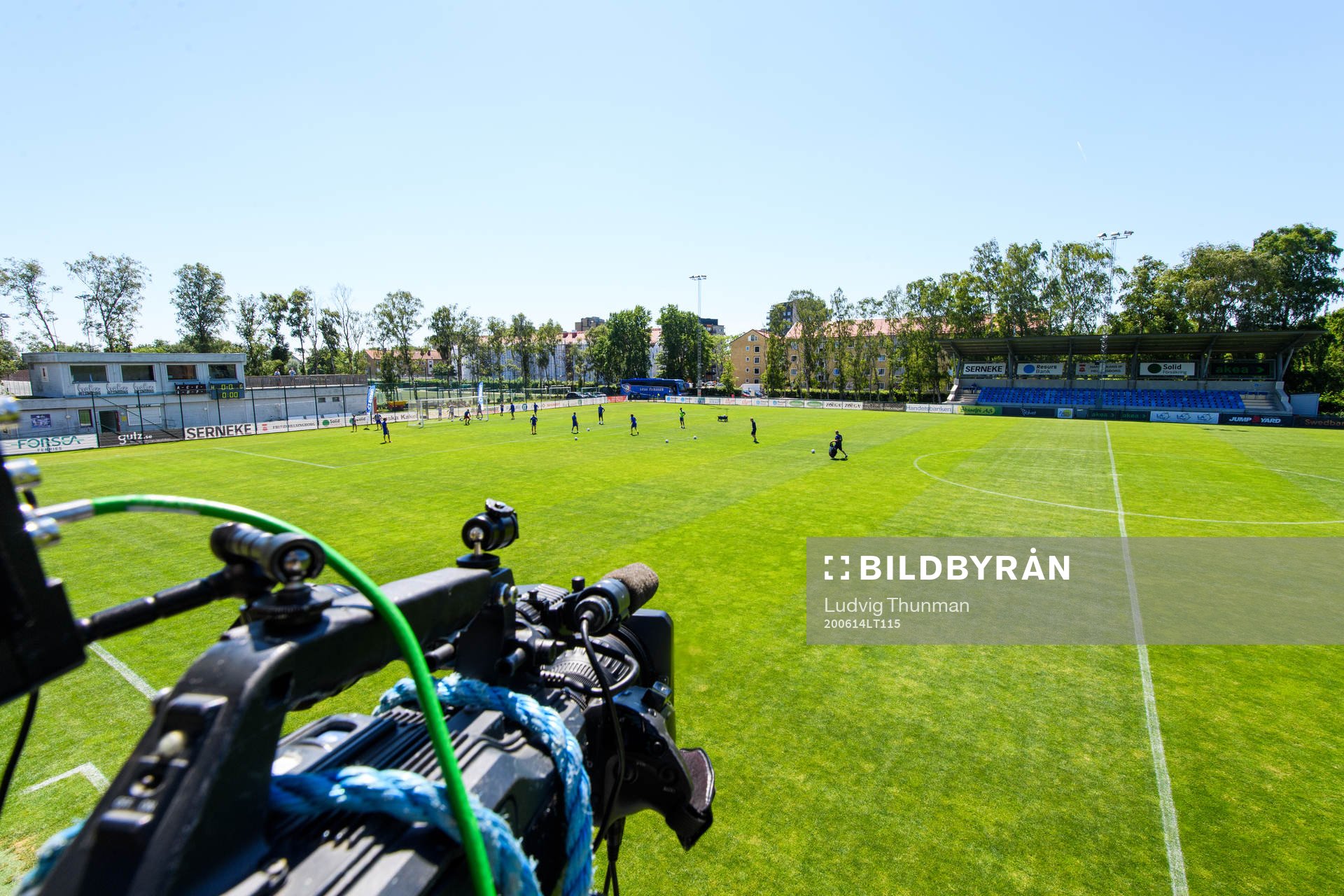En tv-kamera från företaget SportsGround står uppställd