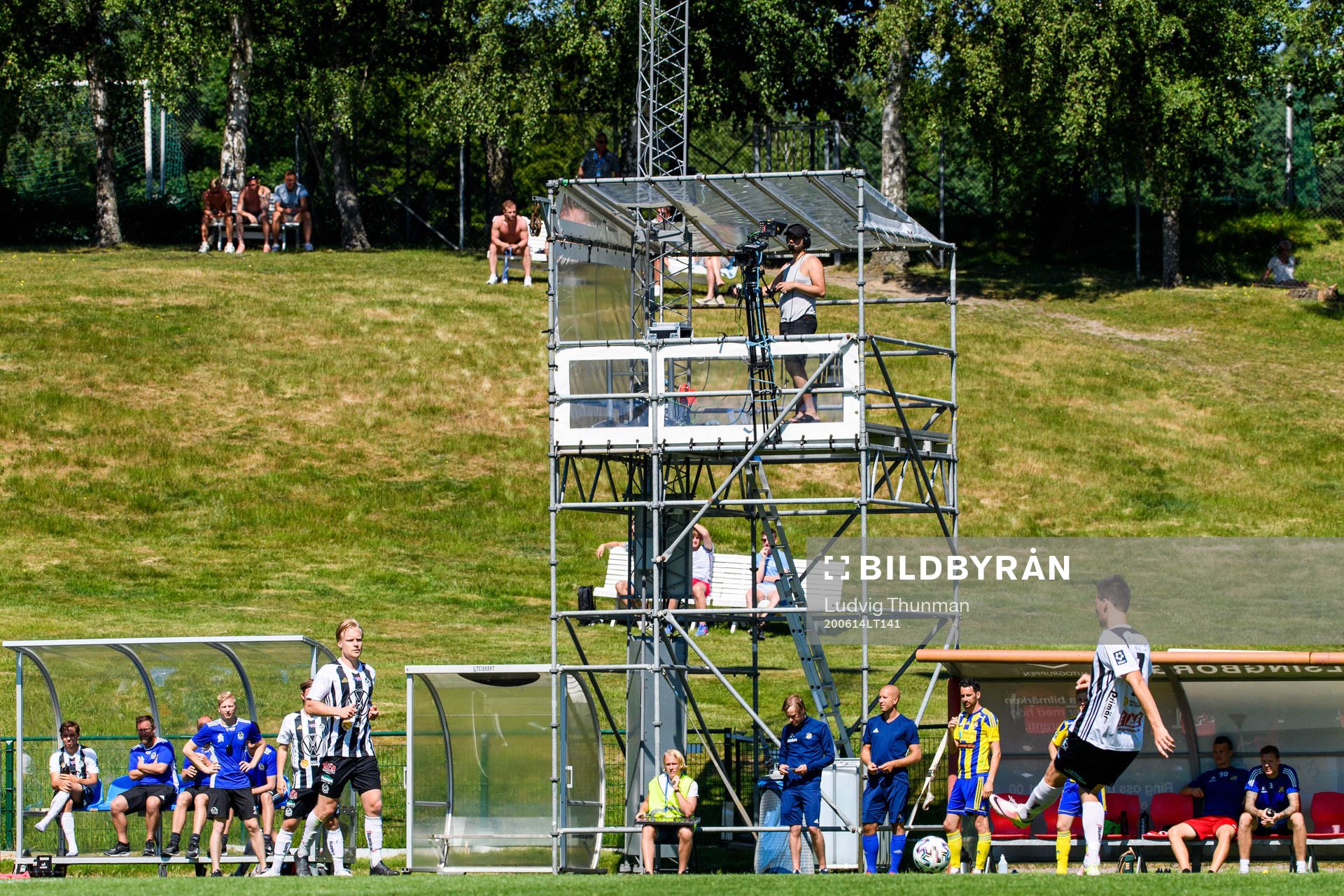 En tv-fotograf från Sportground sänder  fotbollsmatchen i