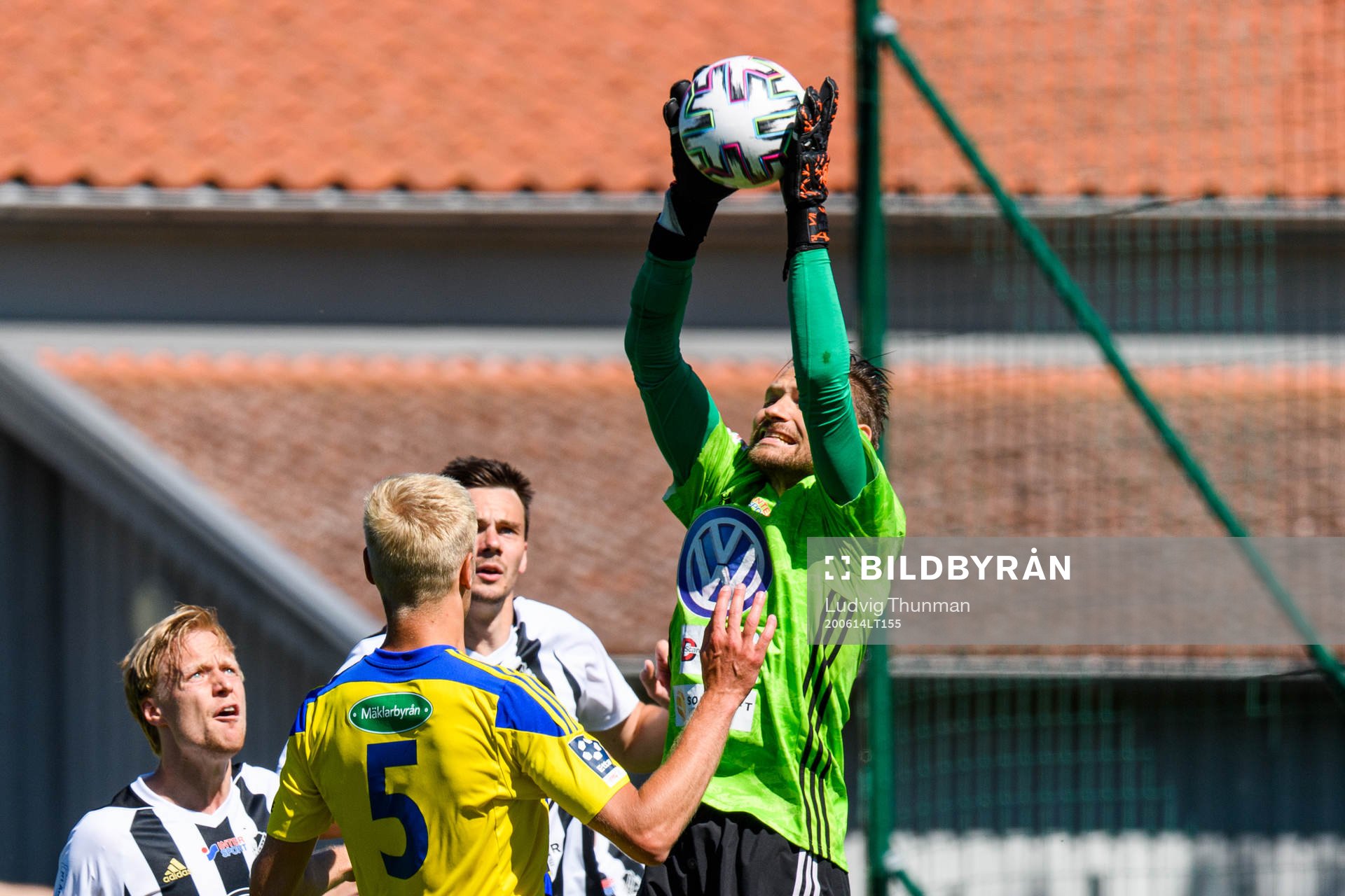 Lindomes målvakt John Alvbåge under fotbollsmatchen i Division 1 södra mellan Eskilsminne och Lindome den 14 juni 2020 i Helsingborg.
