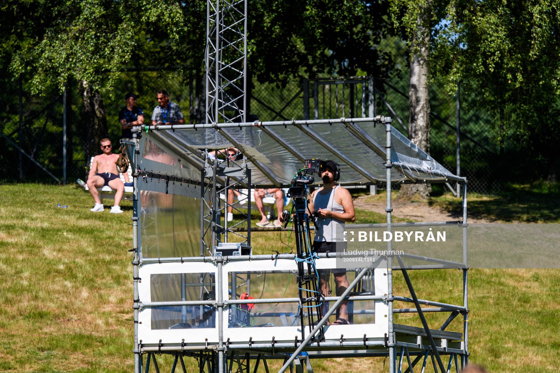 En tv-fotograf filmar fotbollsmatchen i Division 1 södra