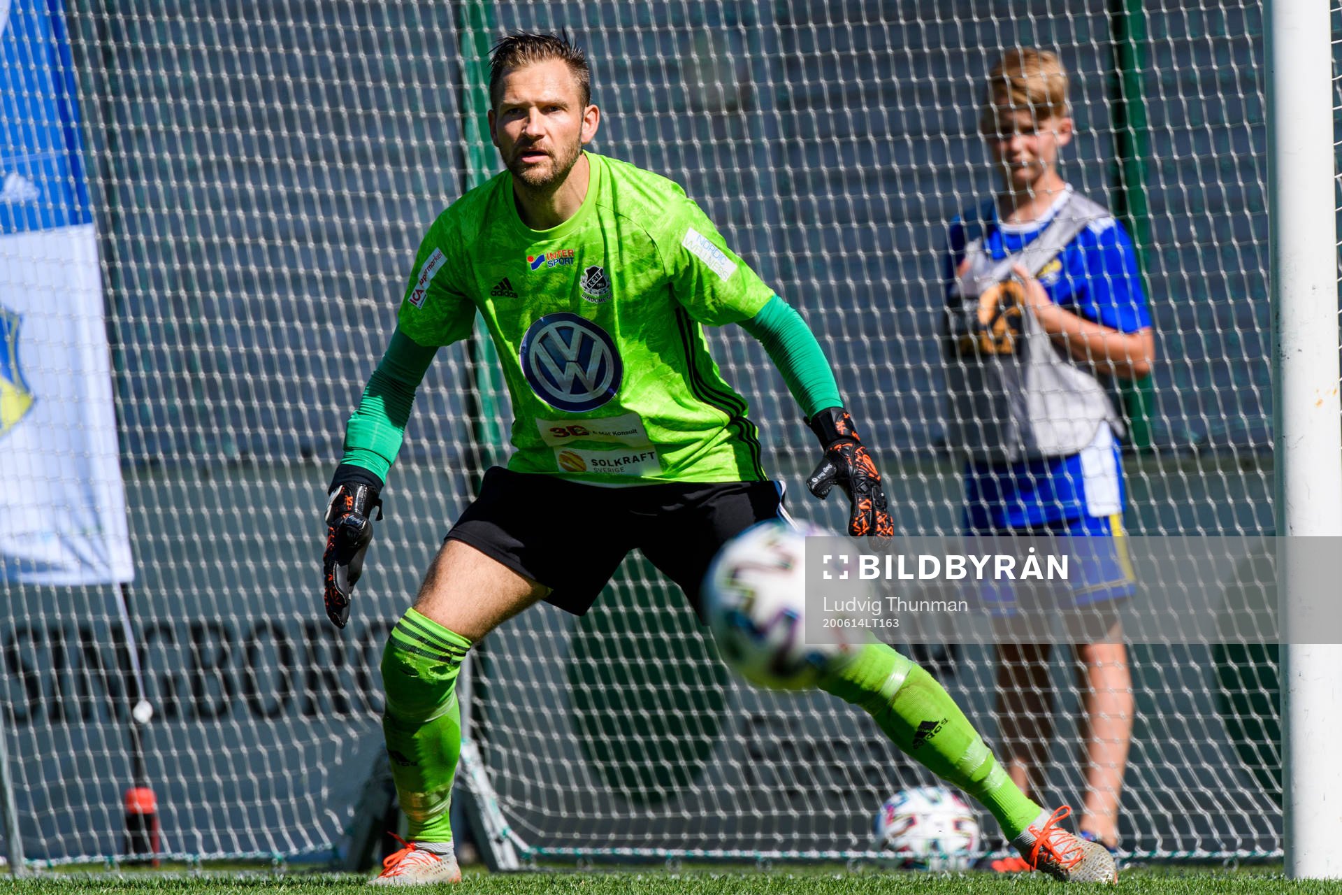 Lindomes målvakt John Alvbåge under fotbollsmatchen i Division 1 södra mellan Eskilsminne och Lindome den 14 juni 2020 i Helsingborg.
