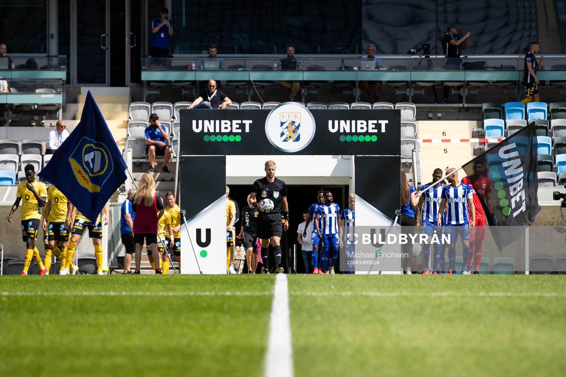 Lagen på väg ut till fotbollsmatchen i Allsvenskan mellan