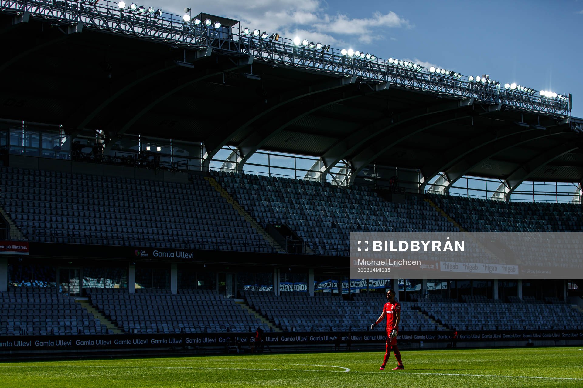 IFK Göteborgs målvakt Giannis Anestis framför tomma