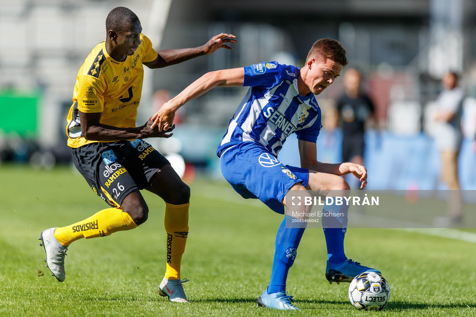Elfsborgs Marokhy Ndione och IFK Göteborgs Emil Holm under fotbollsmatchen i Allsvenskan mellan IFK Göteborg och Elfsborg den 14 juni 2020 i Göteborg.