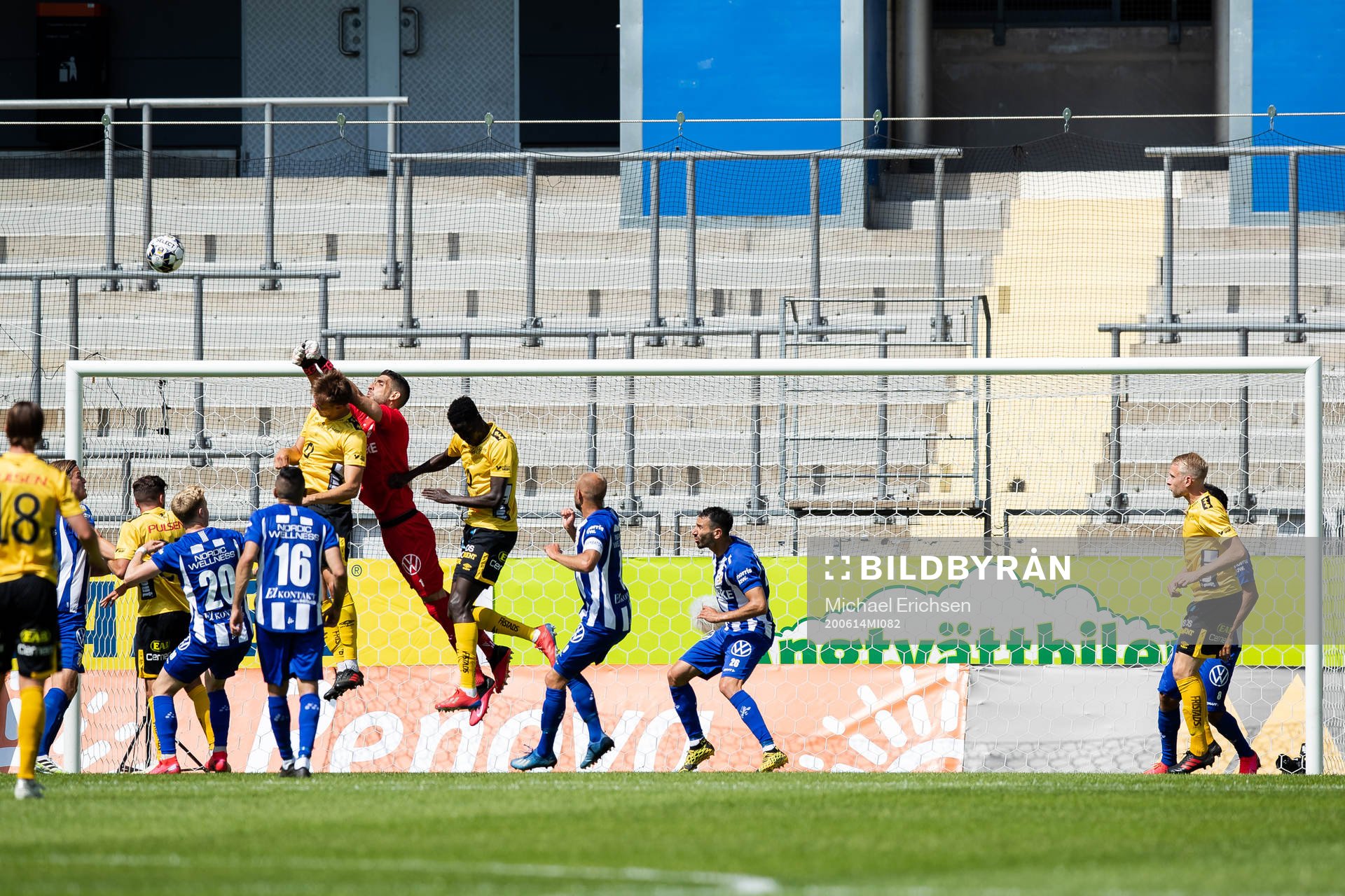 IFK Göteborgs målvakt Giannis Anestis boxar undan en