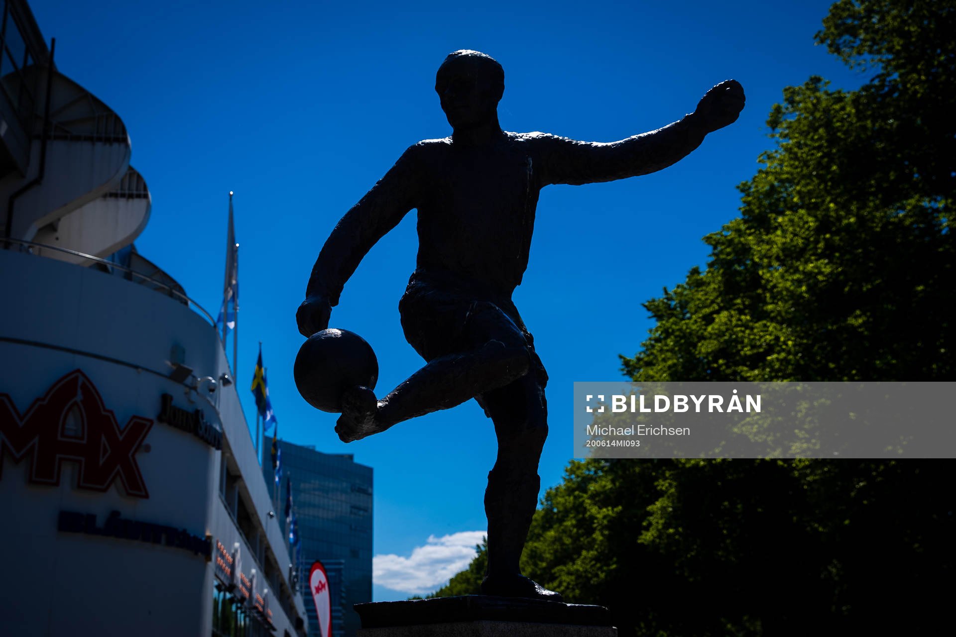Gunnar Gren statyn utanför Gamla Ullevi innan
