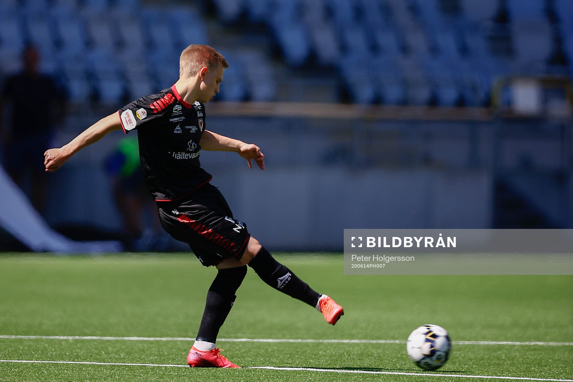 Kalmars Isak Jansson sparkar igång fotbollsmatchen i