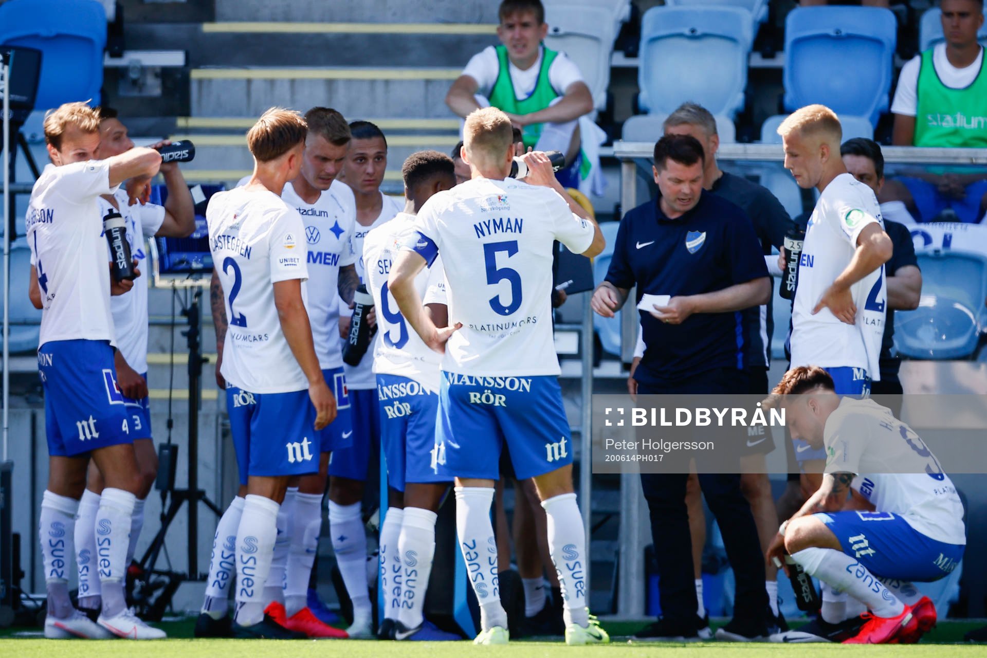 IFK Norrköpings tränare Jens Gustafsson pratar med