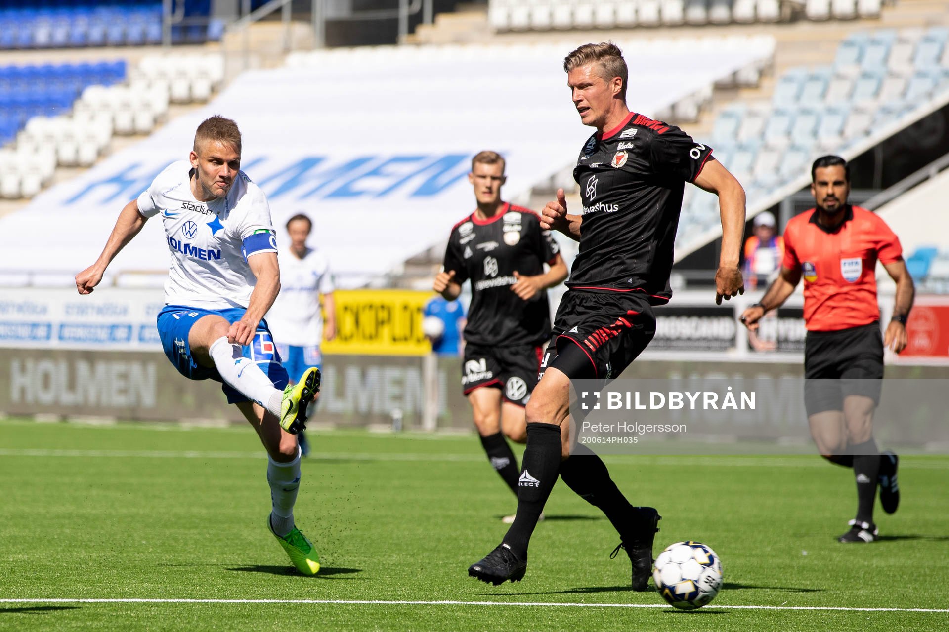 IFK Norrköpings Christoffer Nyman testar skott förbi