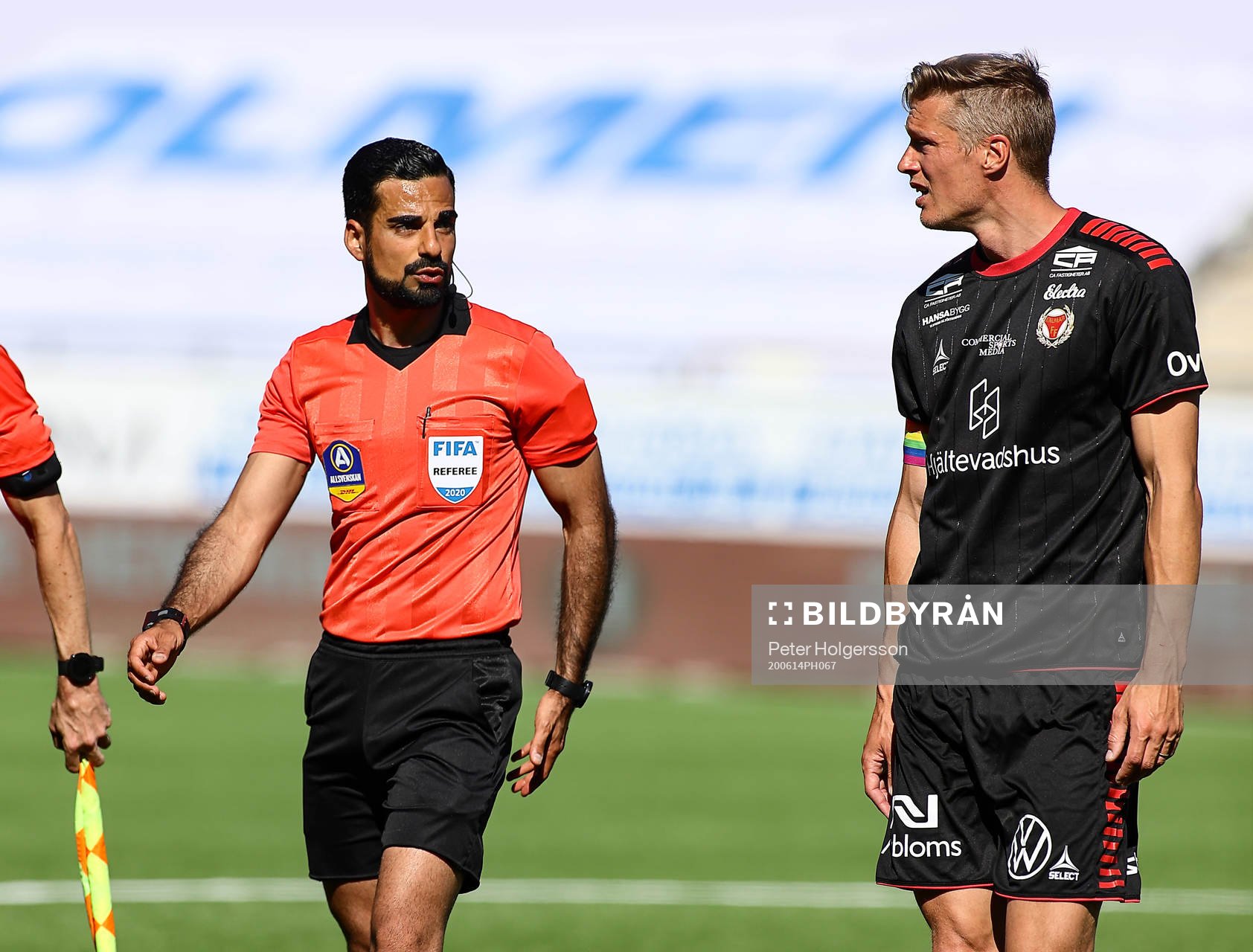 domare Mohammed Al-Hakim och Kalmars Viktor Elm diskuterar efter matchens slut under fotbollsmatchen i Allsvenskan mellan IFK Norrköping och Kalmar den 14 juni 2020 i Norrköping.