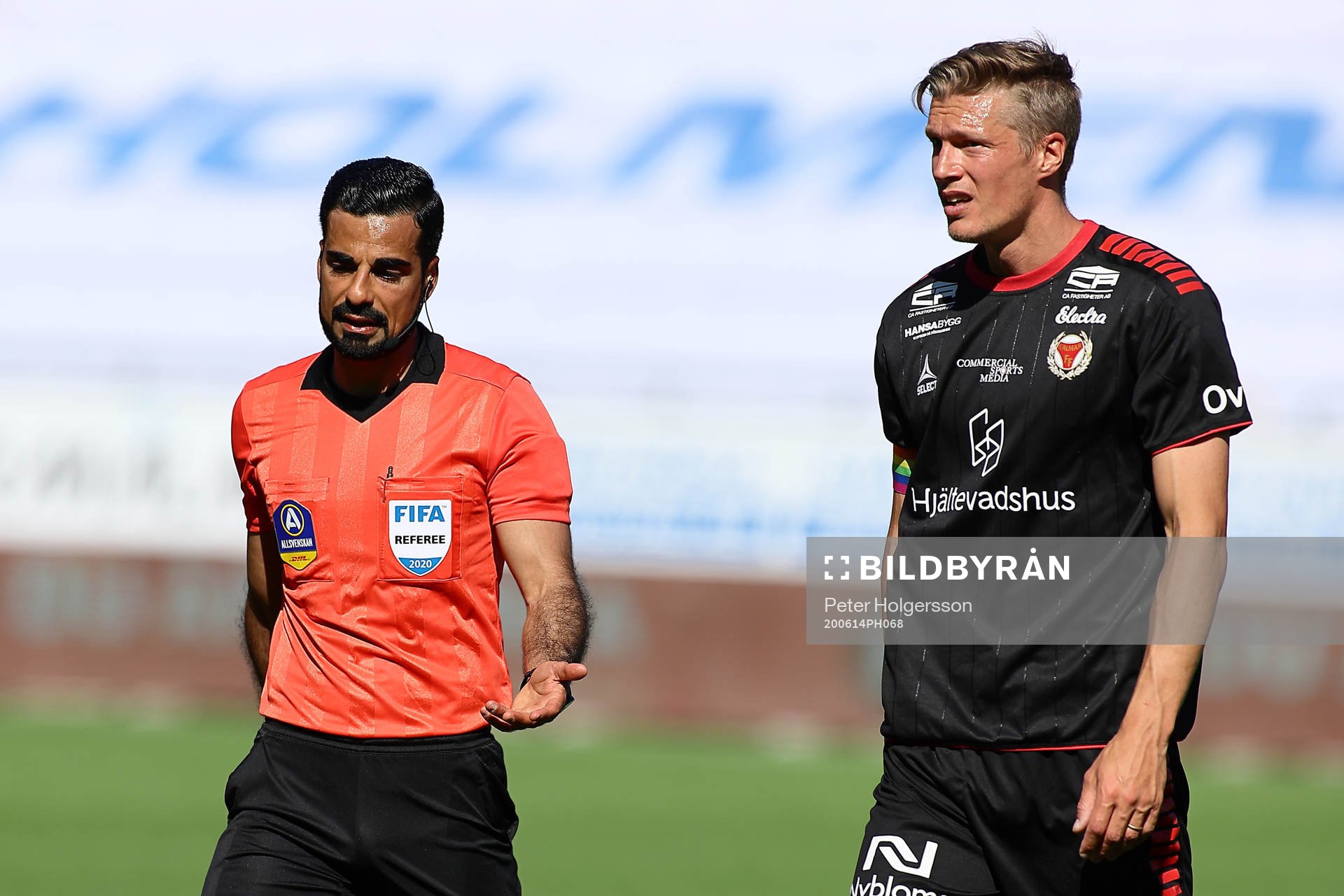domare Mohammed Al-Hakim och Kalmars Viktor Elm diskuterar