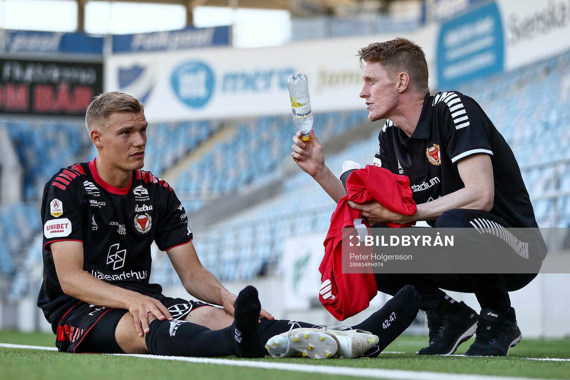 Kalmars Svante Ingelsson pratar med assisterande tränare