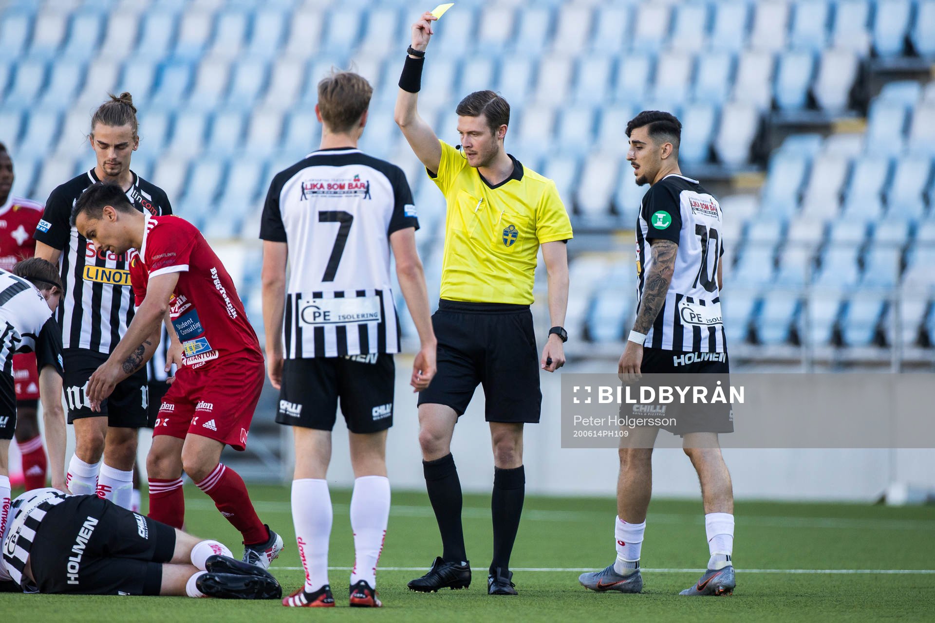 Luleås Patrik Pettersen tilldelas en varning av domare