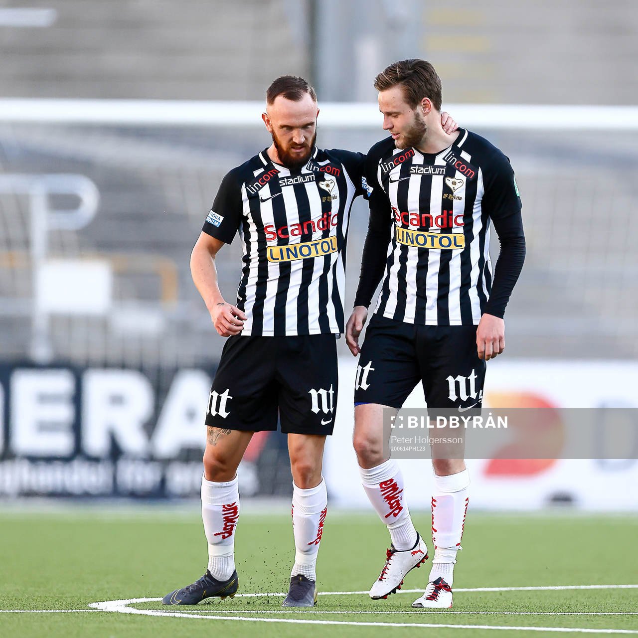 Jubel efter mål 1-0 av Sylvias Niklas Söderberg intill Max Olsson under fotbollsmatchen i Division 1 norra mellan Sylvia och Luleå den 14 juni 2020 i Norrköping.