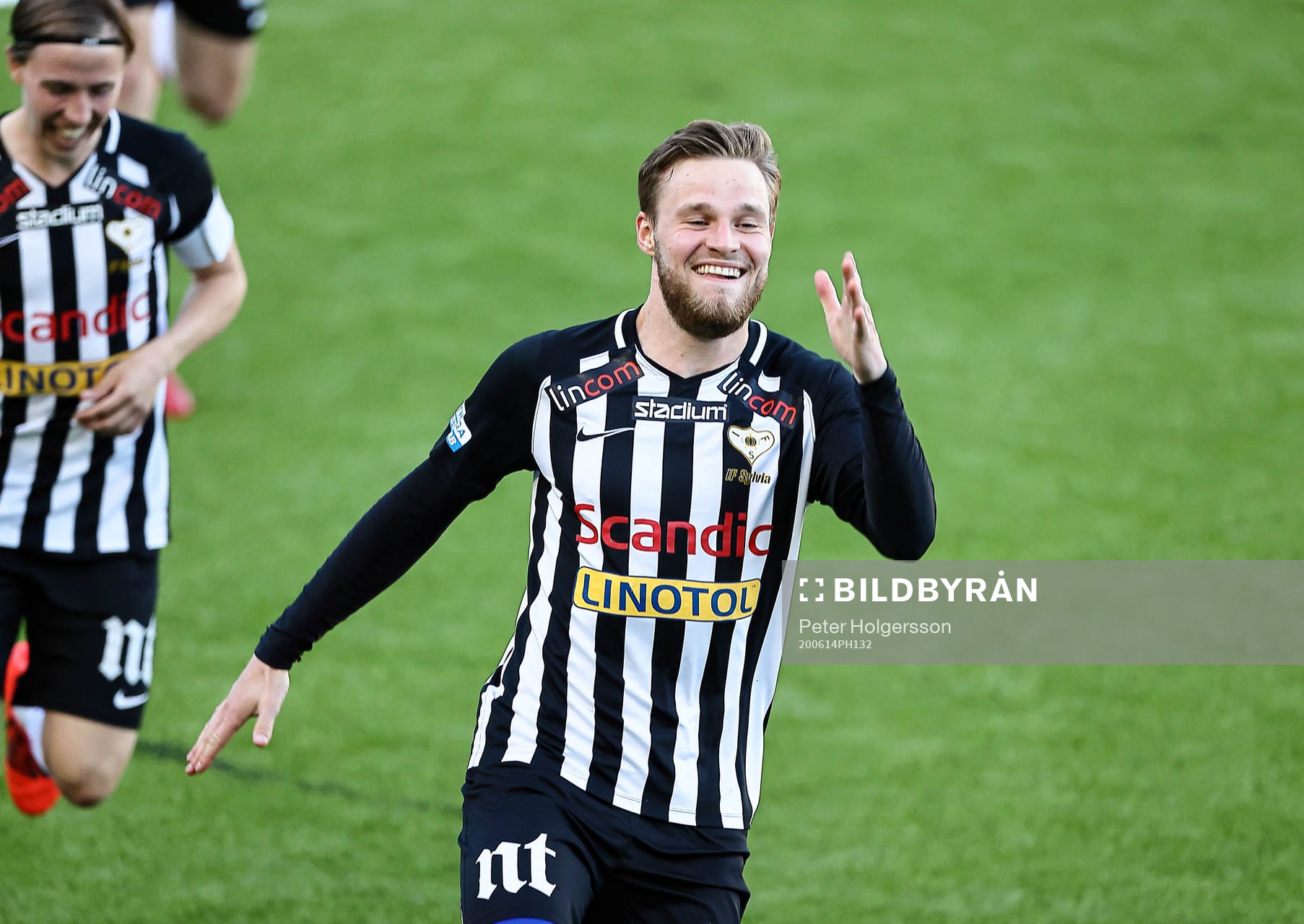 Jubel efter mål 3-1 av Sylvias Niklas Söderberg under fotbollsmatchen i Division 1 norra mellan Sylvia och Luleå den 14 juni 2020 i Norrköping.