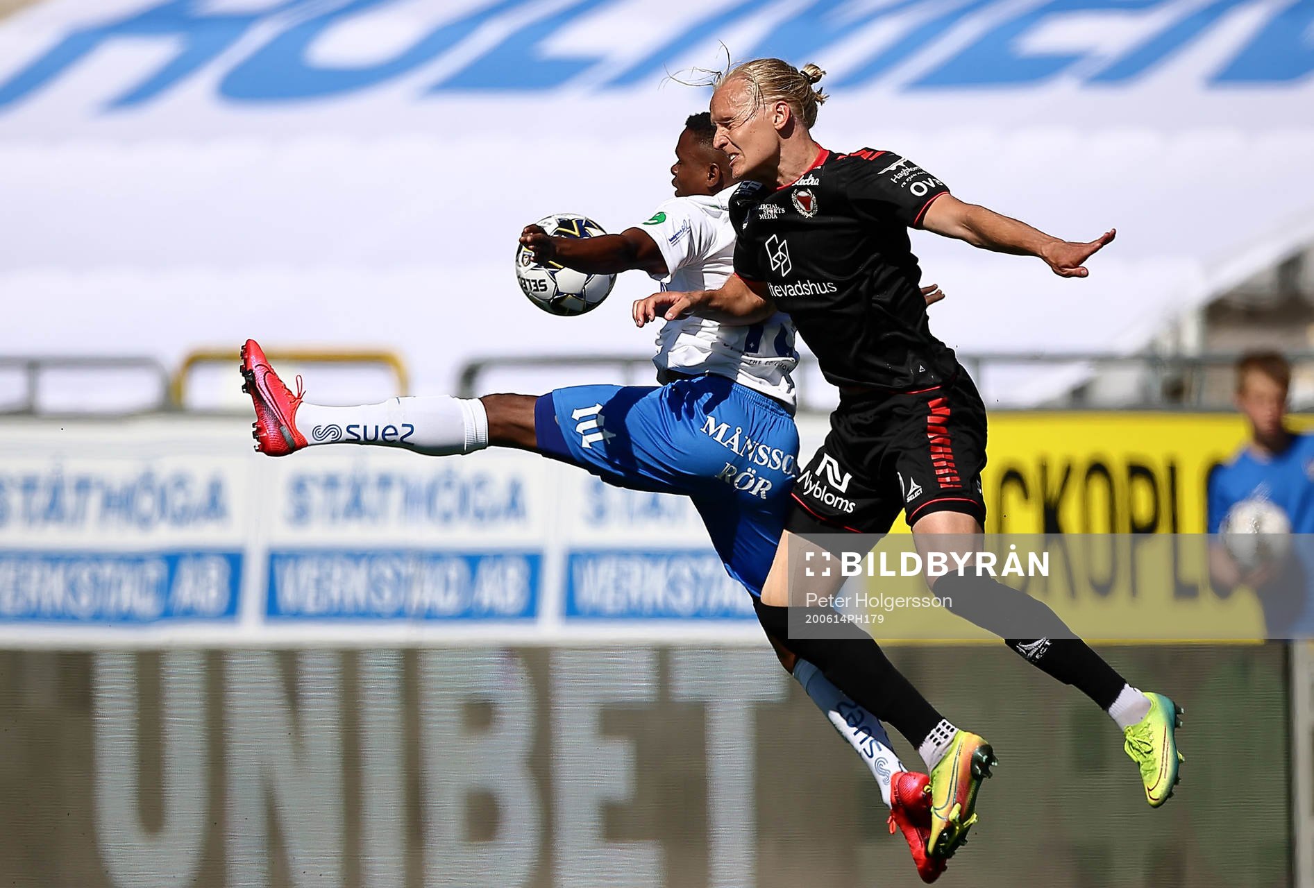 Kalmars Henrik Löfkvist och IFK Norrköpings Ishaq Abdulrazak under fotbollsmatchen i Allsvenskan mellan IFK Norrköping och Kalmar den 14 juni 2020 i Norrköping.