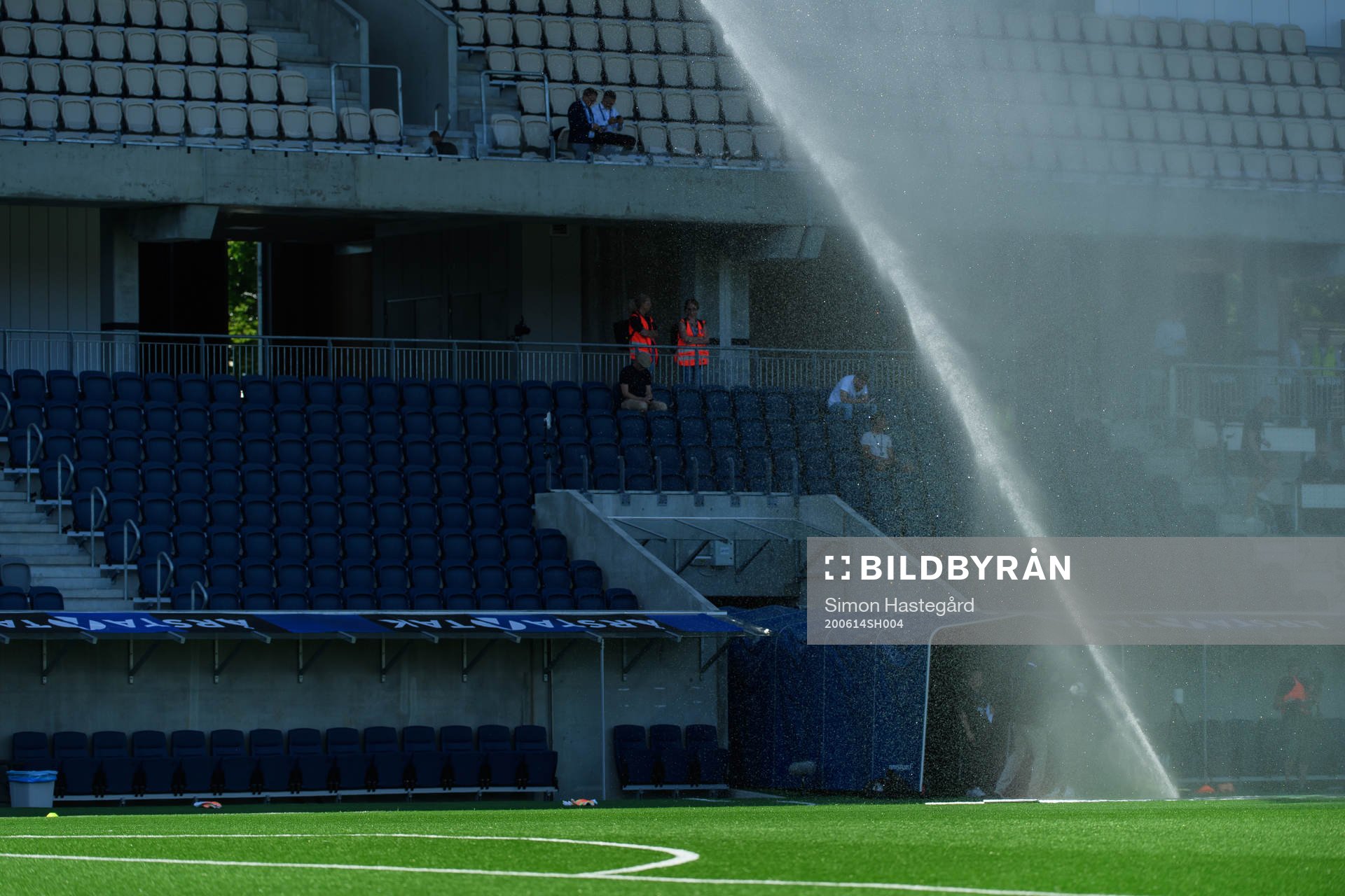 Planen vattnas på Studenternas inför fotbollsmatchen i Allsvenskan mellan Sirius och Djurgården den 14 juni 2020 i Uppsala.