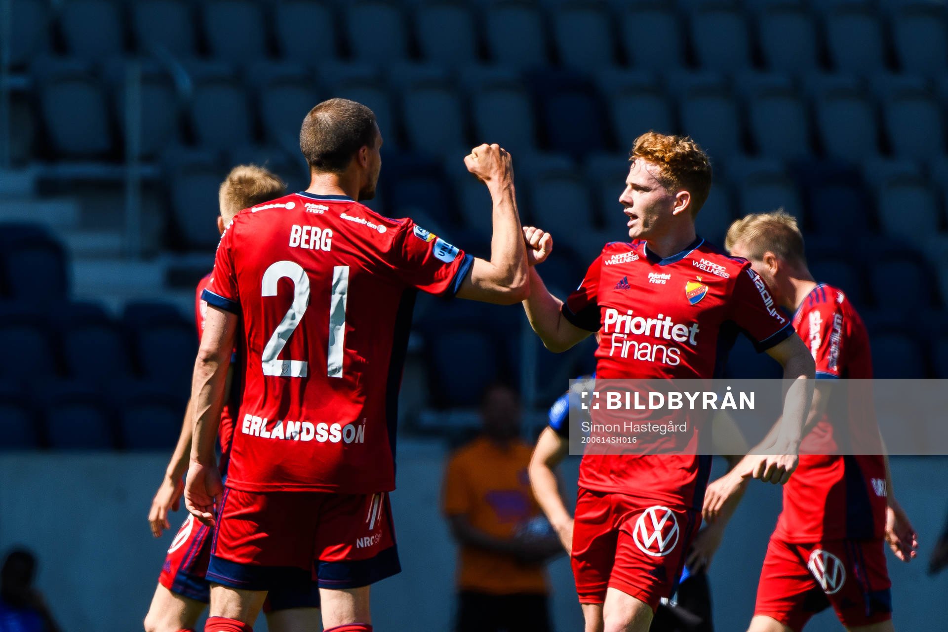 Djurgårdens Erik Berg jublar med lagkamrater