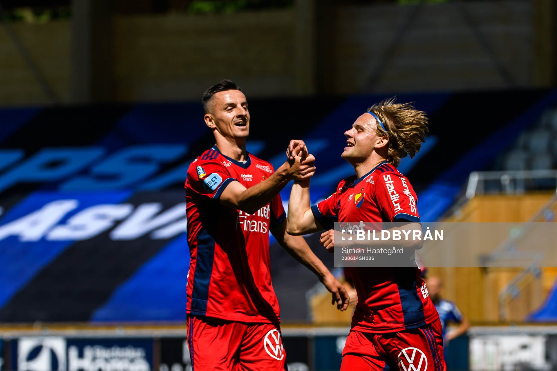 Djurgårdens Haris Radetinac och Oscar Pettersson jublar