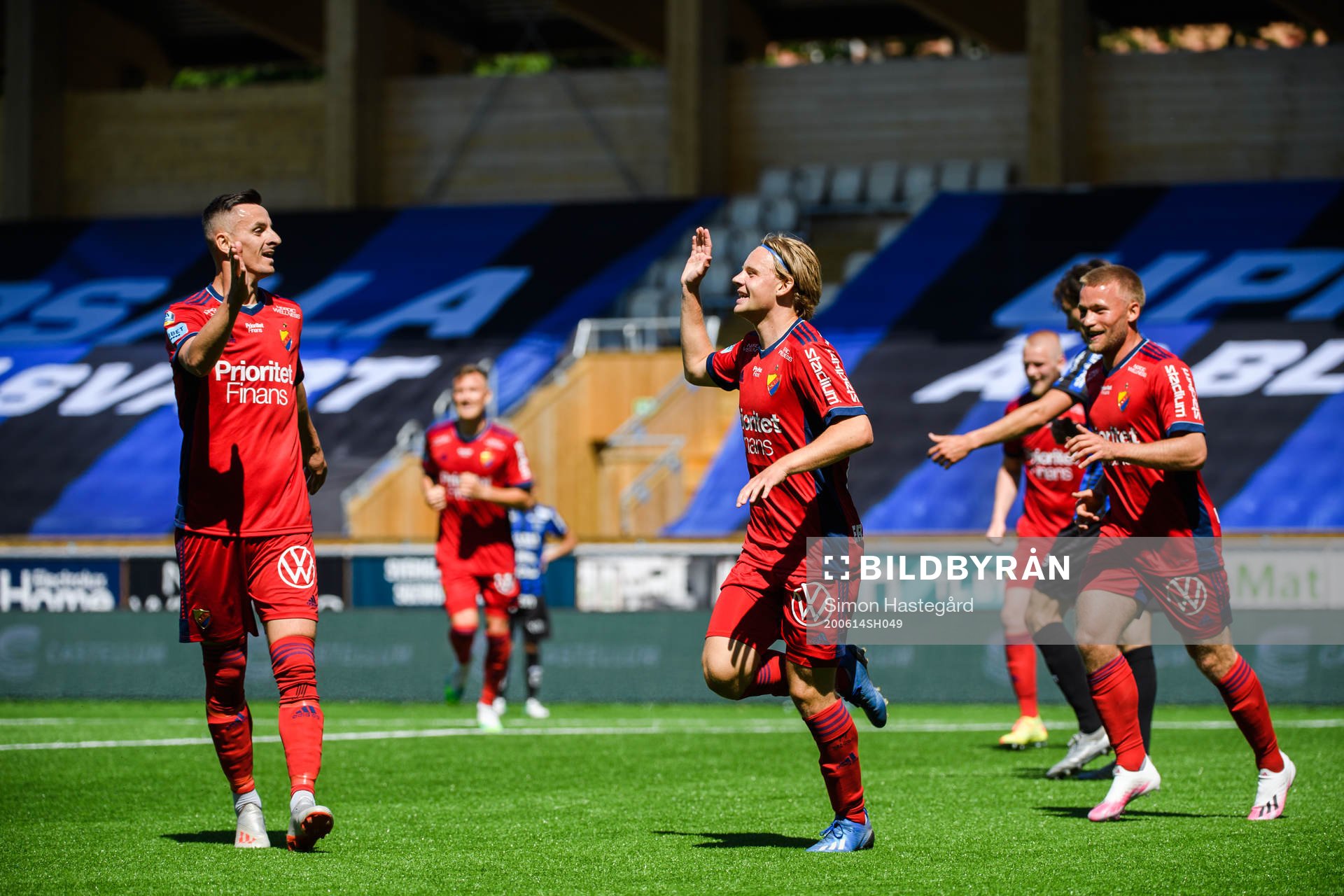 Djurgårdens Haris Radetinac och Oscar Pettersson jublar