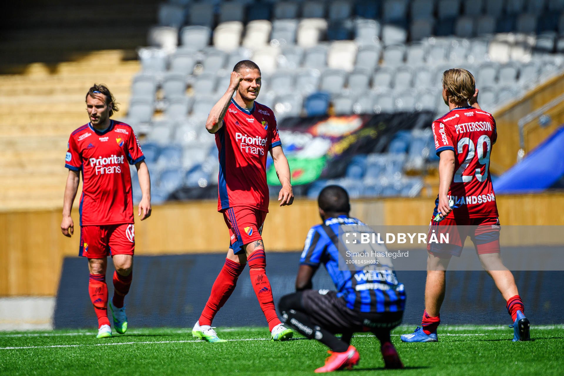 Djurgårdens Erik Berg och Oscar Pettersson jublar