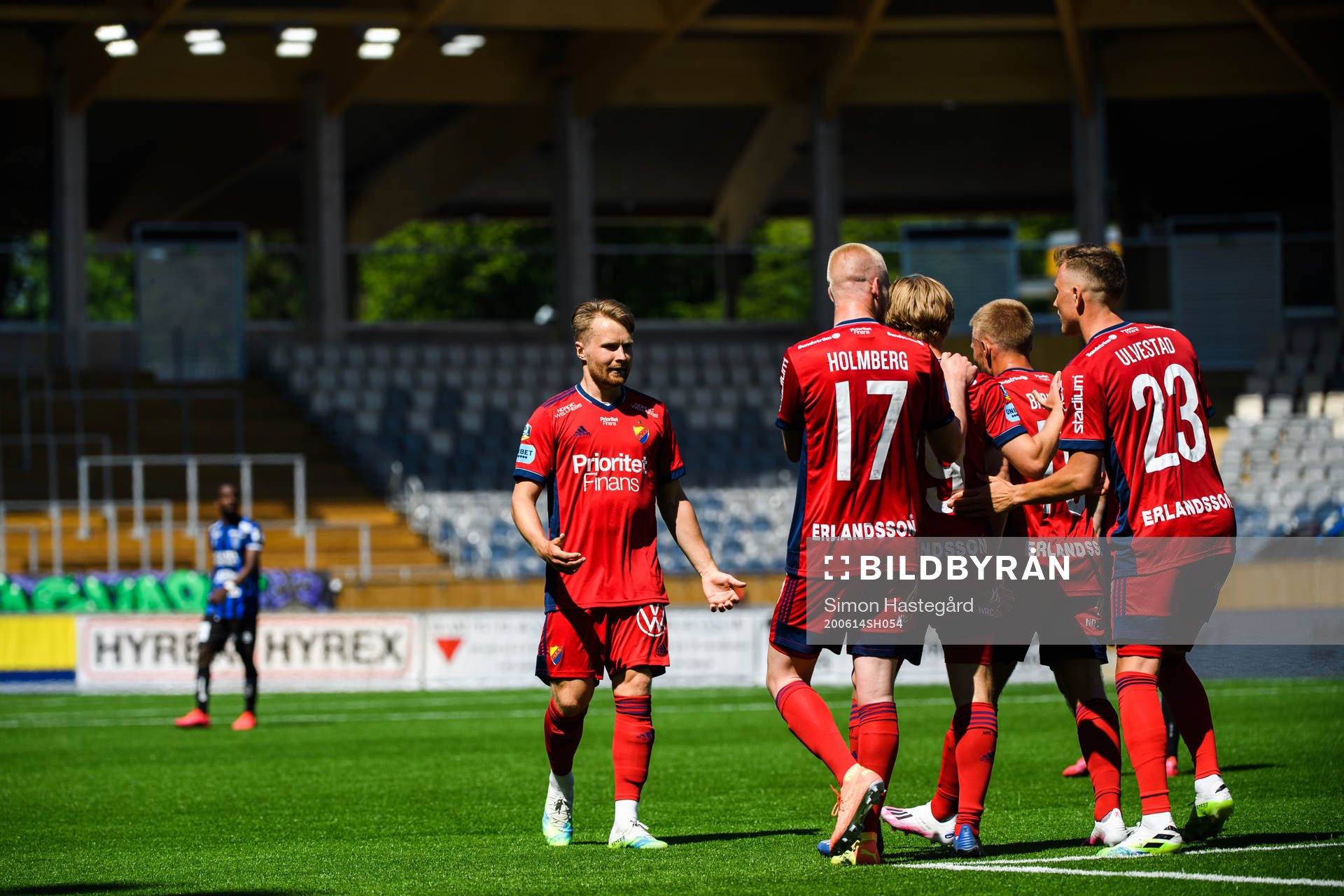 Djurgårdens Jacob Une Larsson jublar med lagkamrater