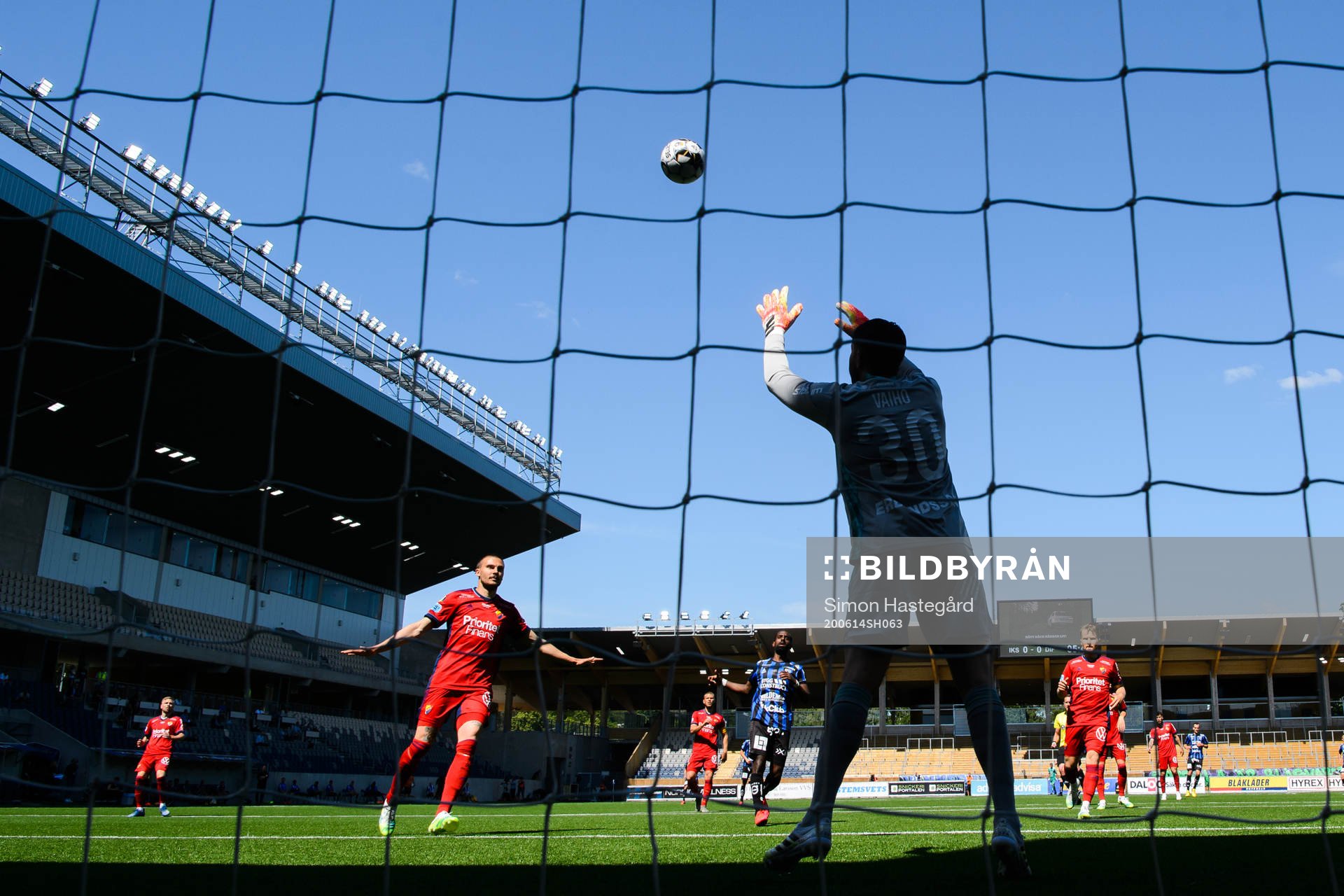 Djurgårdens Erik Berg och målvakt Tommi Vaiho försvarar