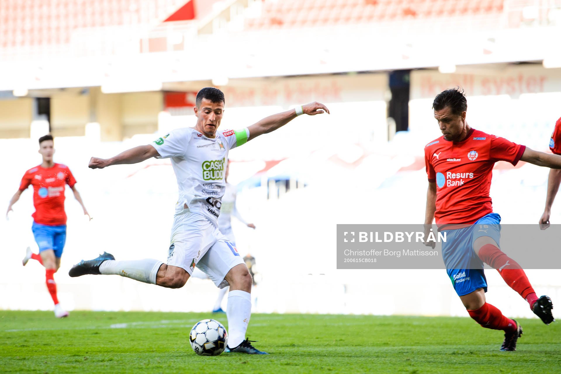 Varbergs Astrit Seljmani och Helsingborgs Erik Figueroa