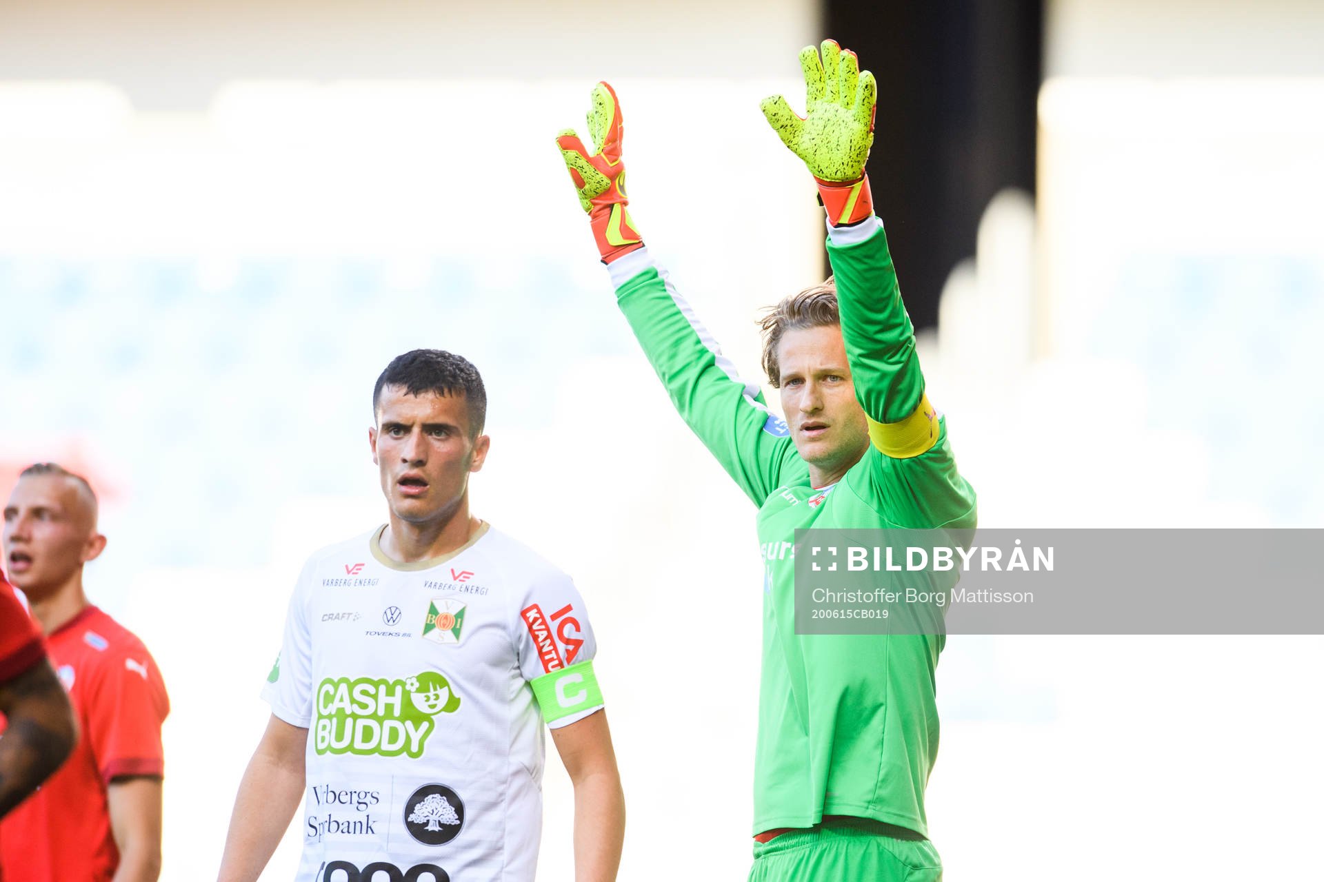 Varbergs Astrit Seljmani och Helsingborgs målvakt Anders