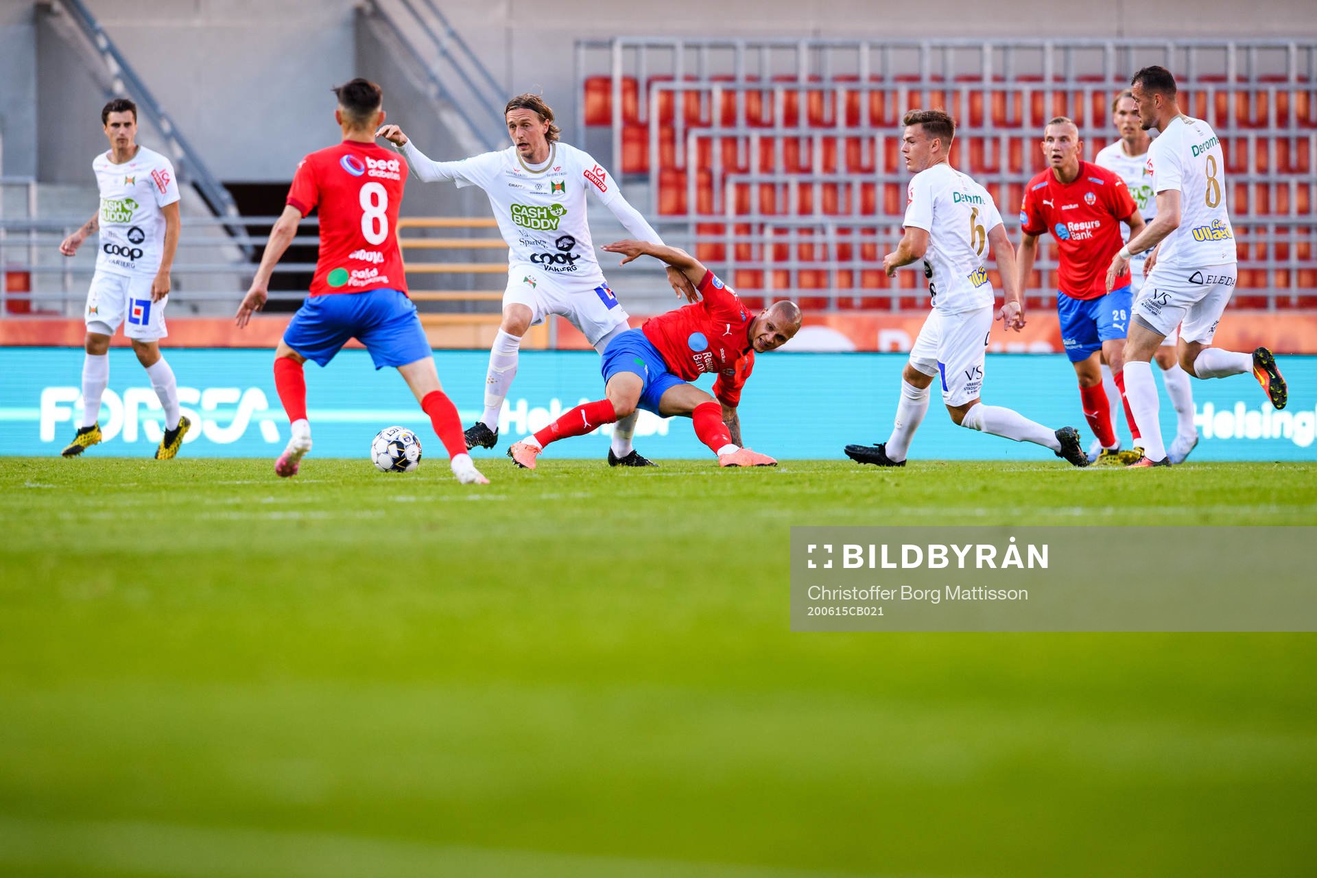 Helsingborgs Armin Gigovic och Anthony van den Hurk i en kamp mot Varbergs Joakim Lindner under fotbollsmatchen i Allsvenskan mellan Helsingborg och Varberg den 15 juni 2020 i Helsingborg.