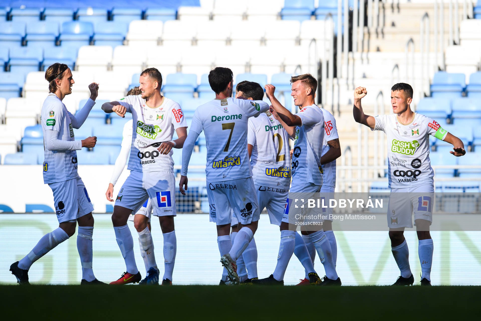 Varbergs spelare jublar med Astrit Seljmani