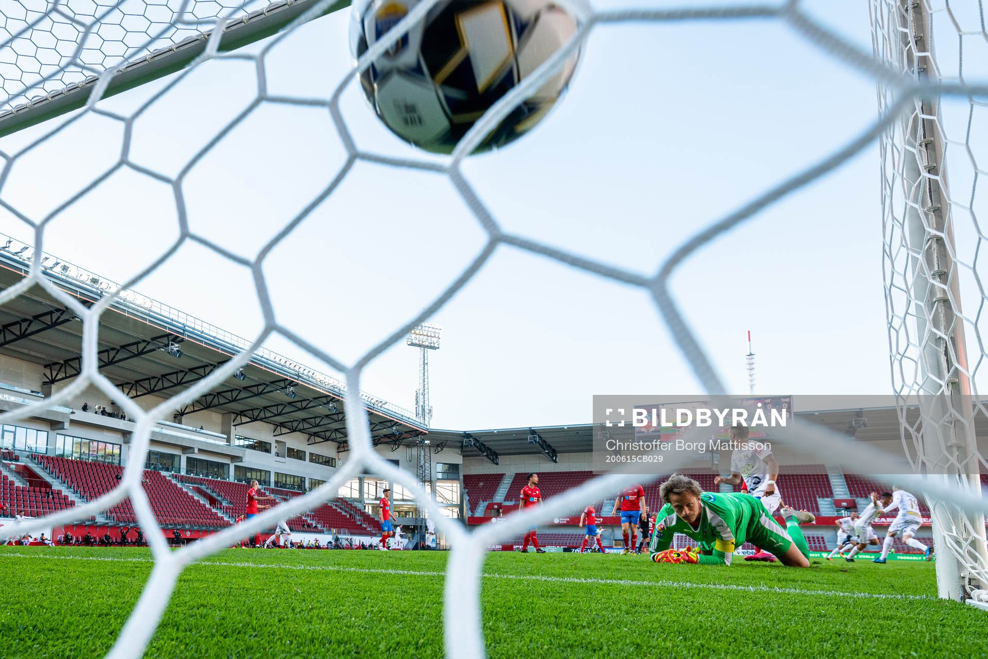 Helsingborgs målvakt Anders Lindegaard ser 0-1 gå in i