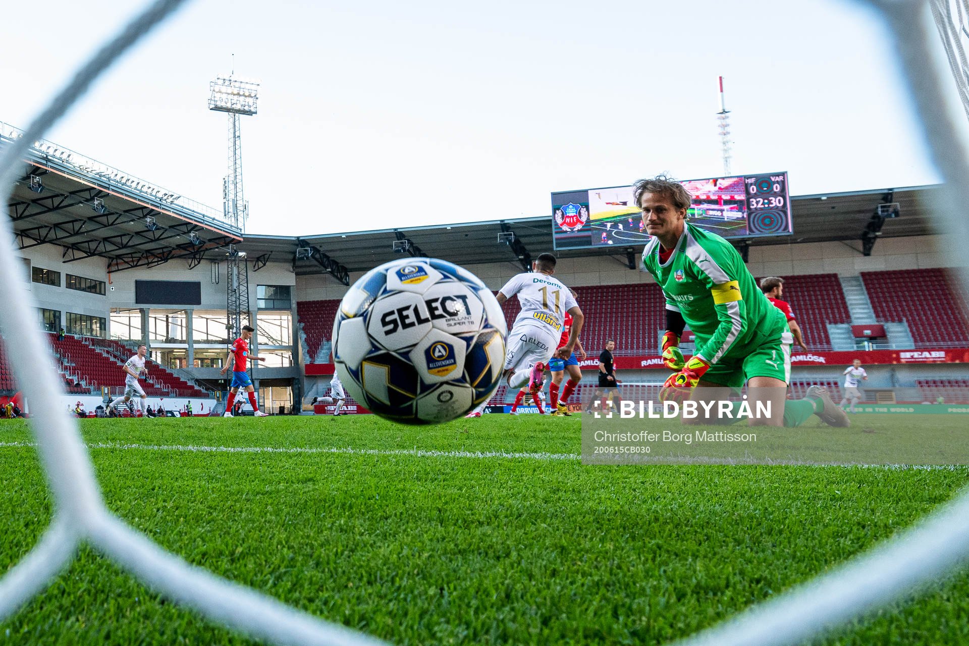 Helsingborgs målvakt Anders Lindegaard ser 0-1 gå in i