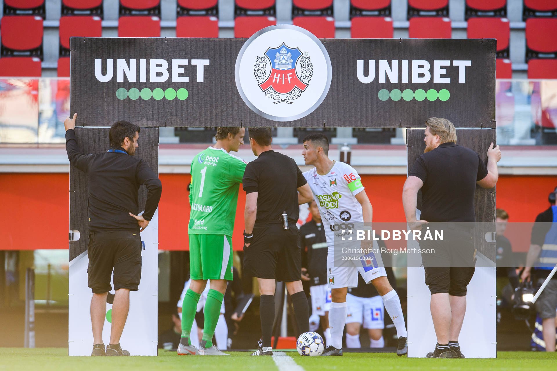 Helsingborgs målvakt Anders Lindegaard och Varbergs Astrit