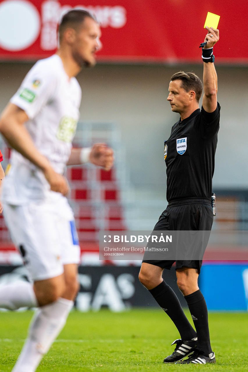Domare Andreas Ekberg ger gult kort till Varbergs Daniel