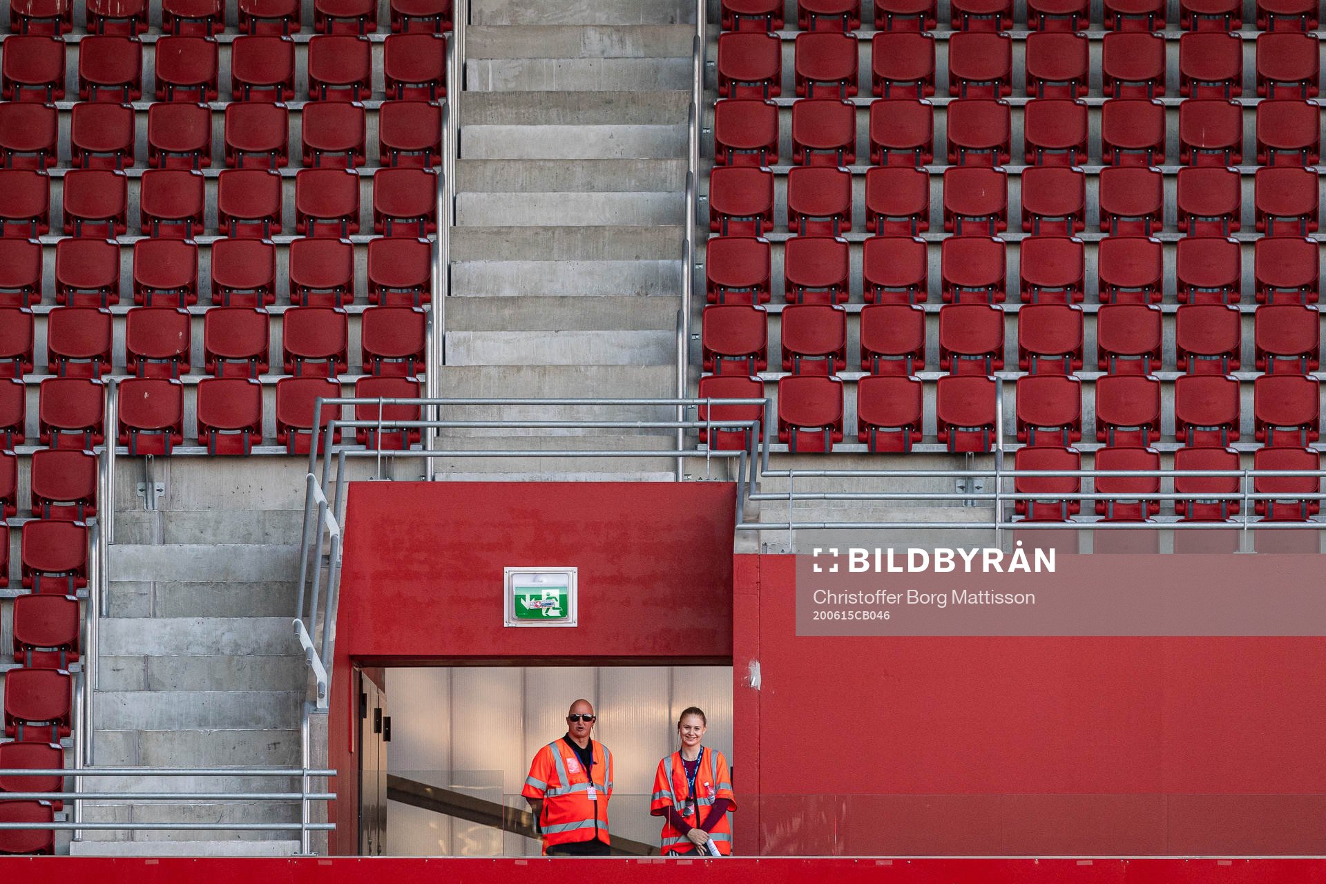 Publikvärdar står på Olympias tomma läktare