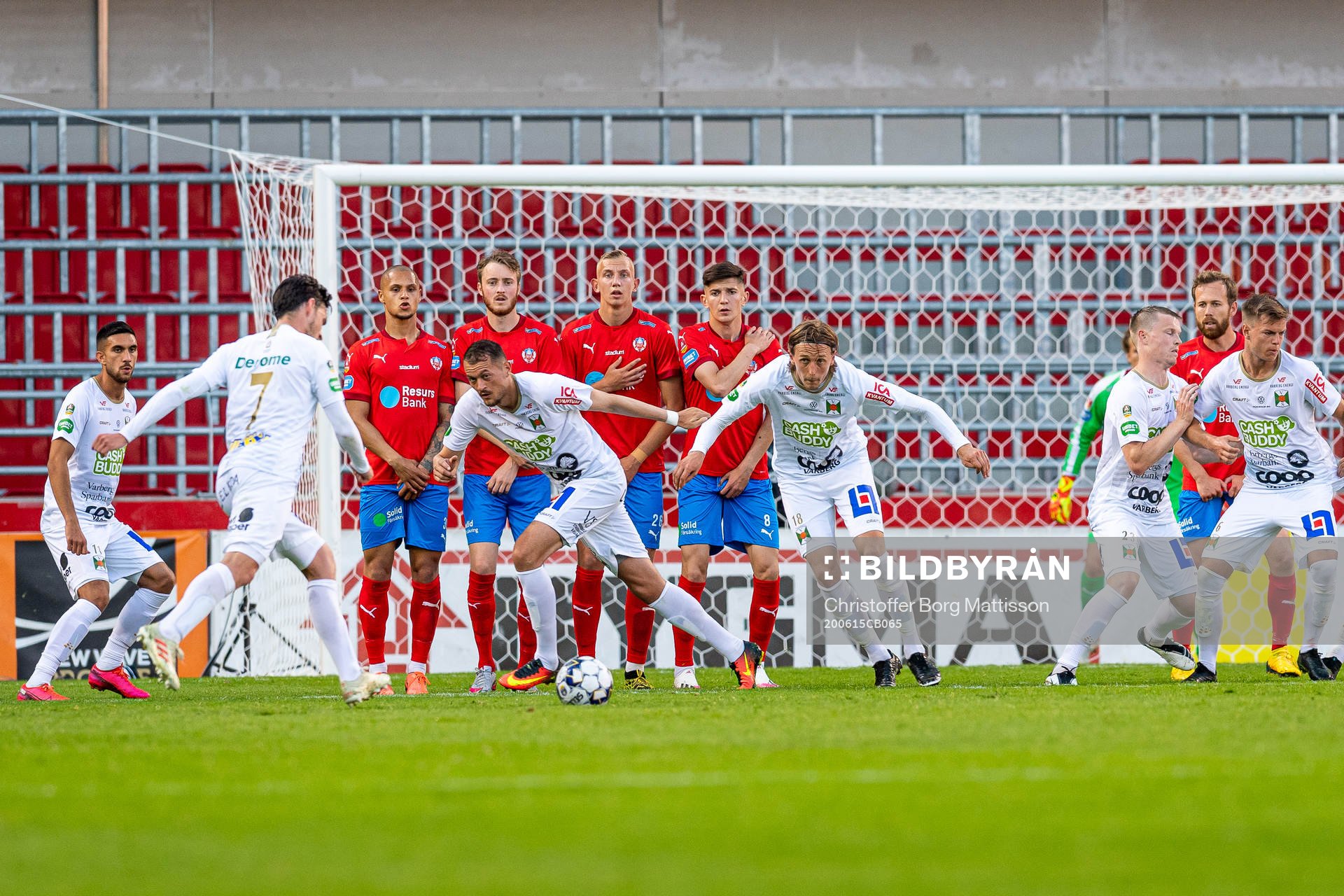 Varbergs Robin Tranberg med en frispark