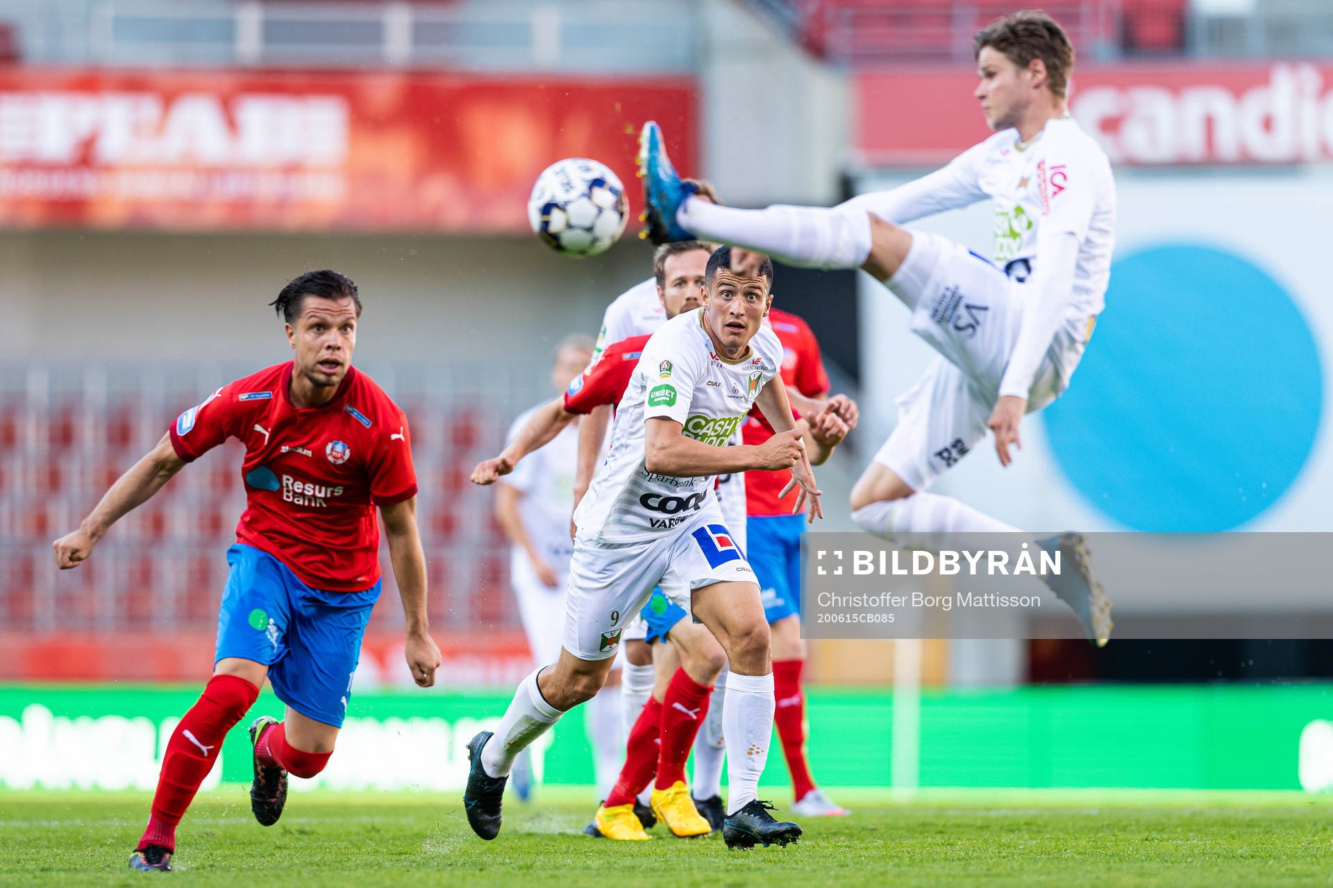 Helsingborgs Erik Figueroa i en situation med Varbergs