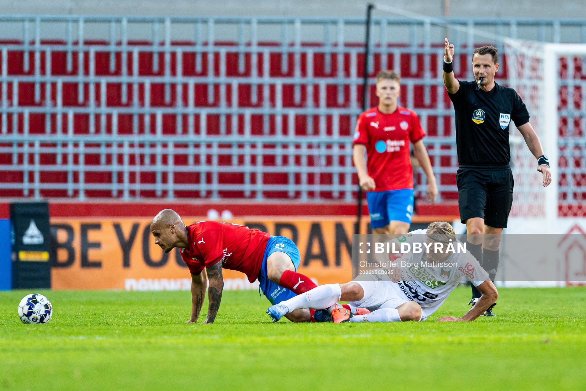 Domare Andreas Ekberg dömer frispark