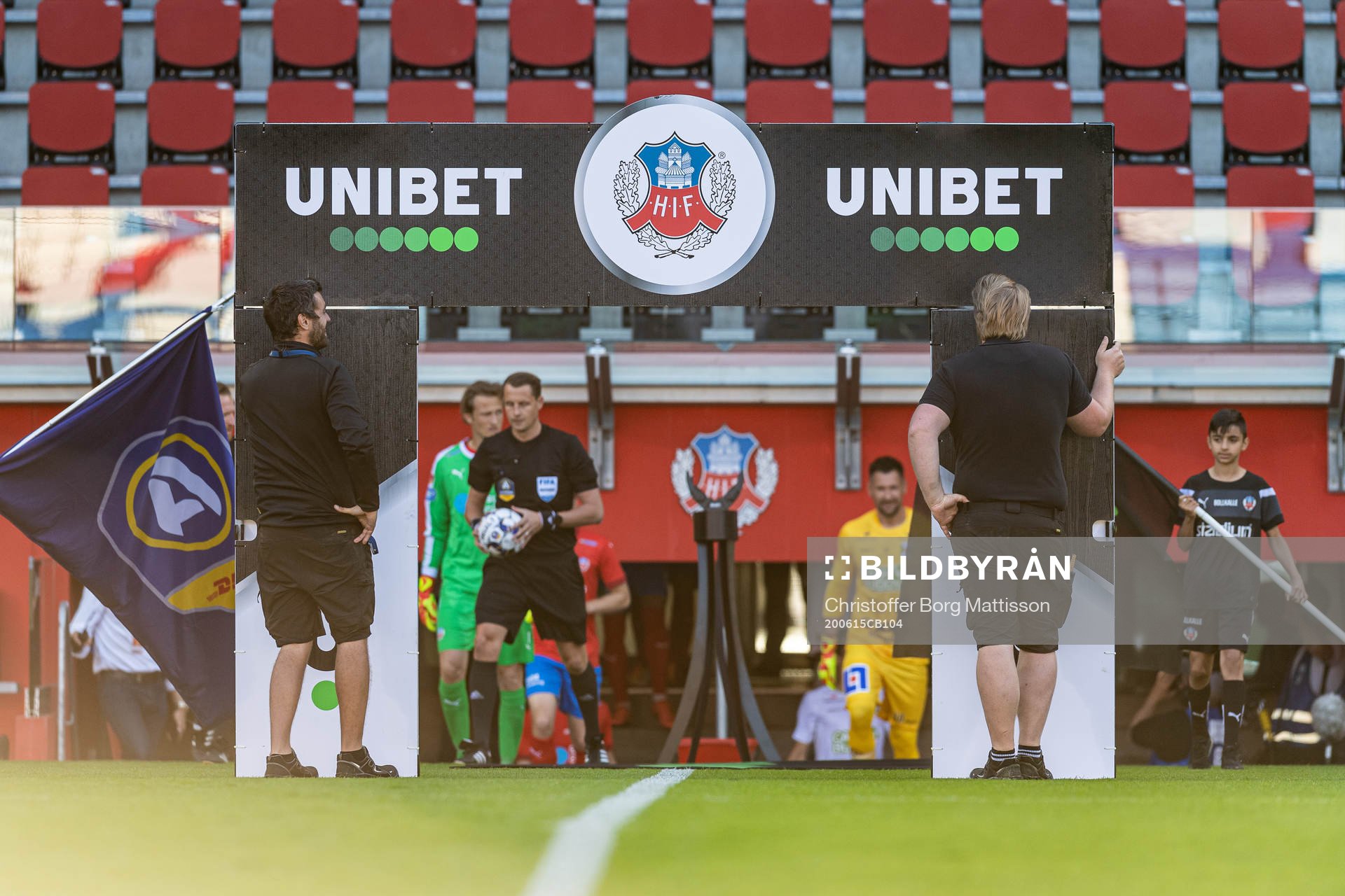 Spelarna gör entré till fotbollsmatchen i Allsvenskan
