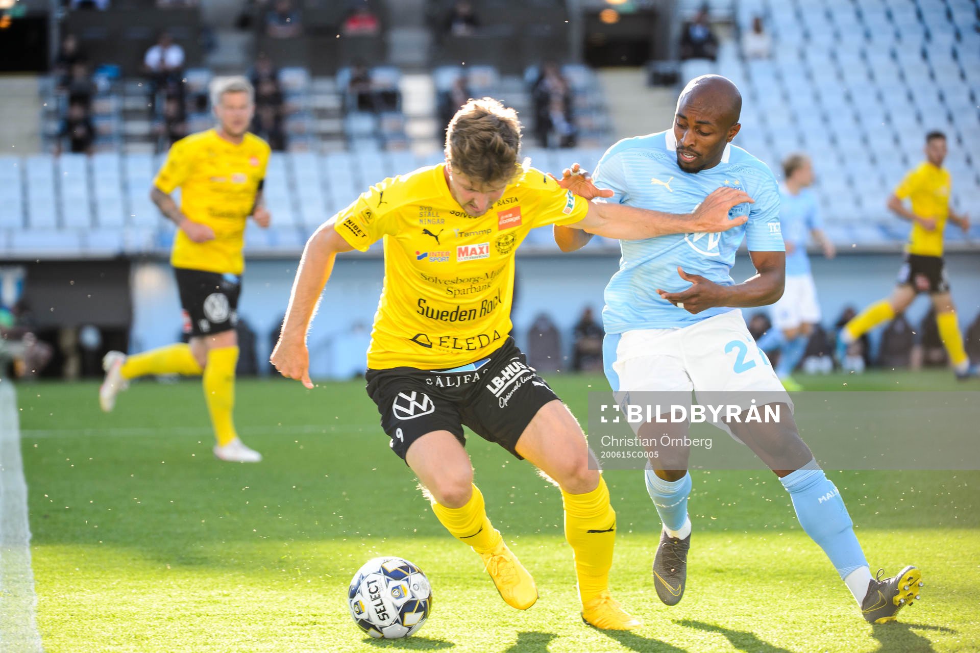 Mjällbys Joel Nilsson och Malmö FFs Fouad Bachirou