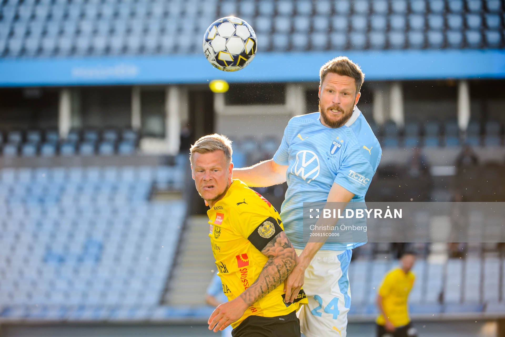 Mjällbys David Löfquist och Malmö FFs Lasse Nielsen