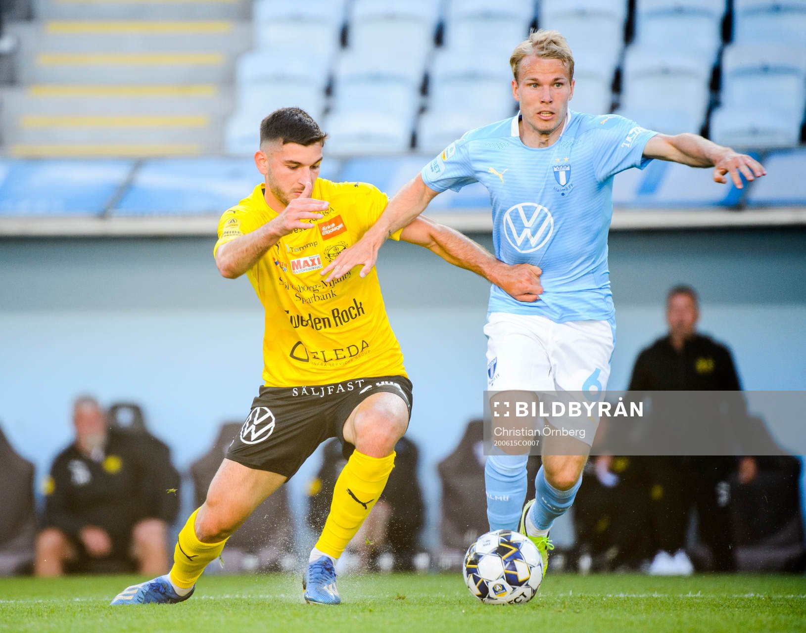 Mjällbys Besard Sabovic och Malmö FFs Oscar Lewicki
