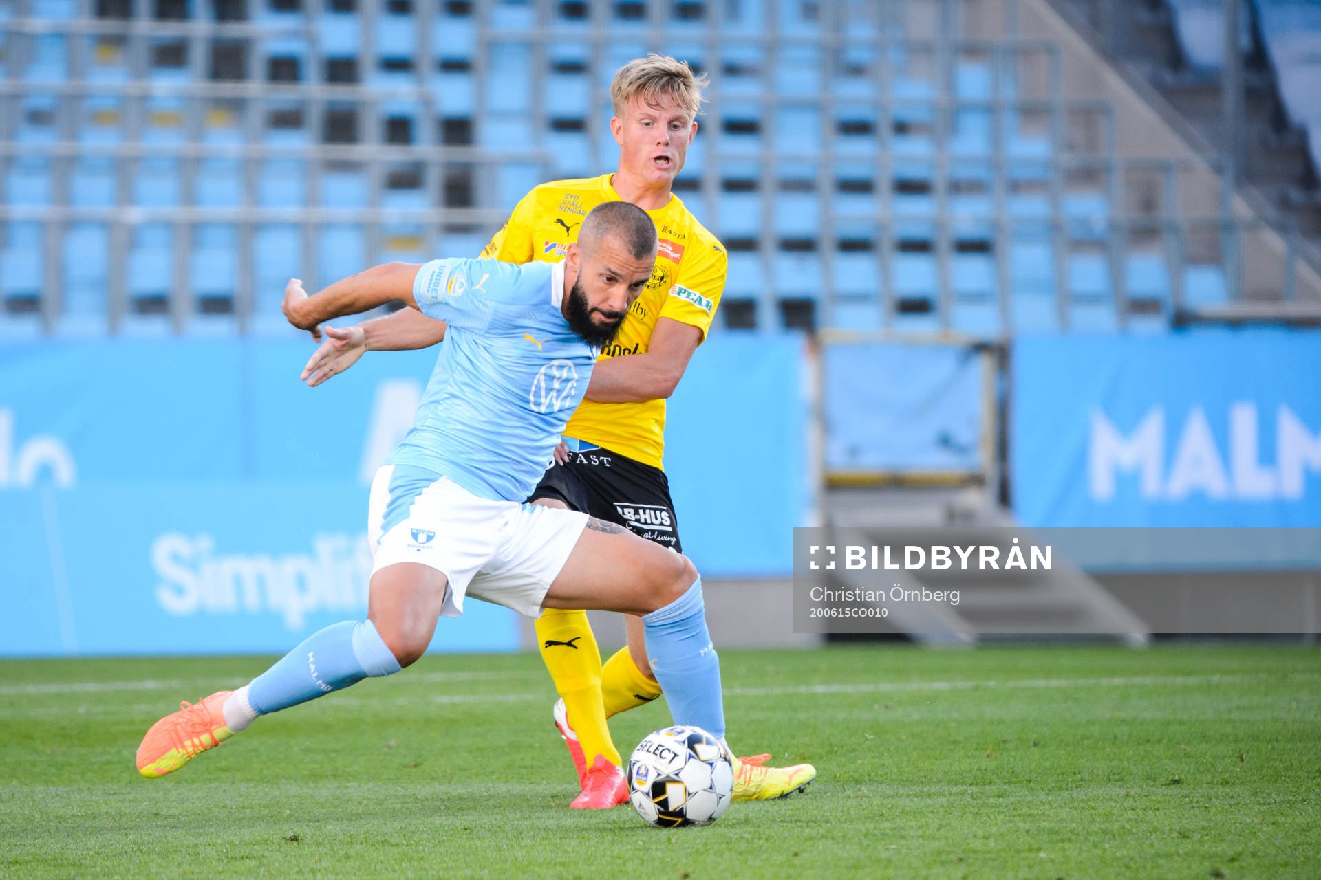 Malmö FFs Guillermo Molins och Mjällbys Eric Björkander