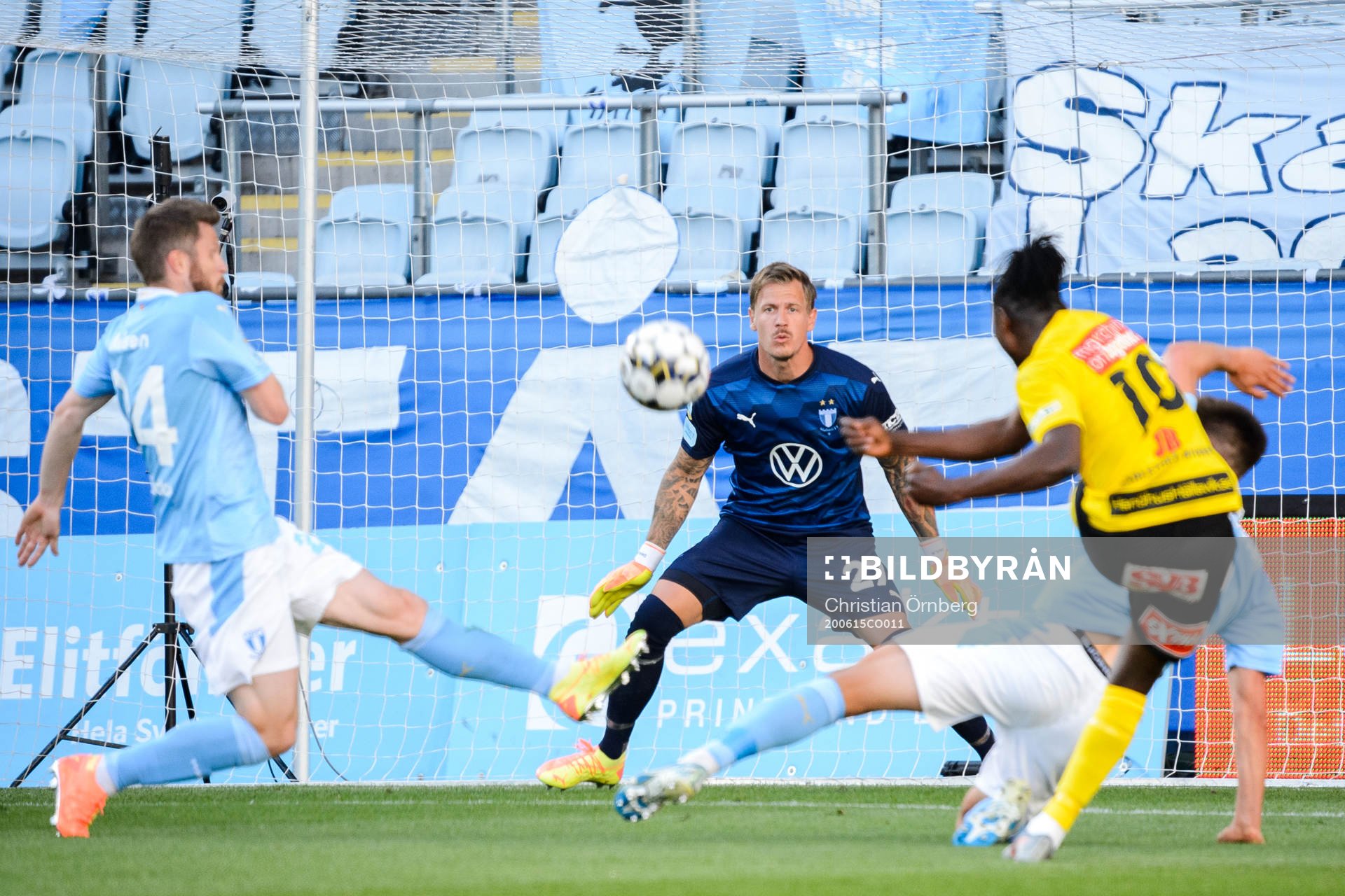 Mjällbys Mamudu Moro oroar framför Malmö FFs målvakt