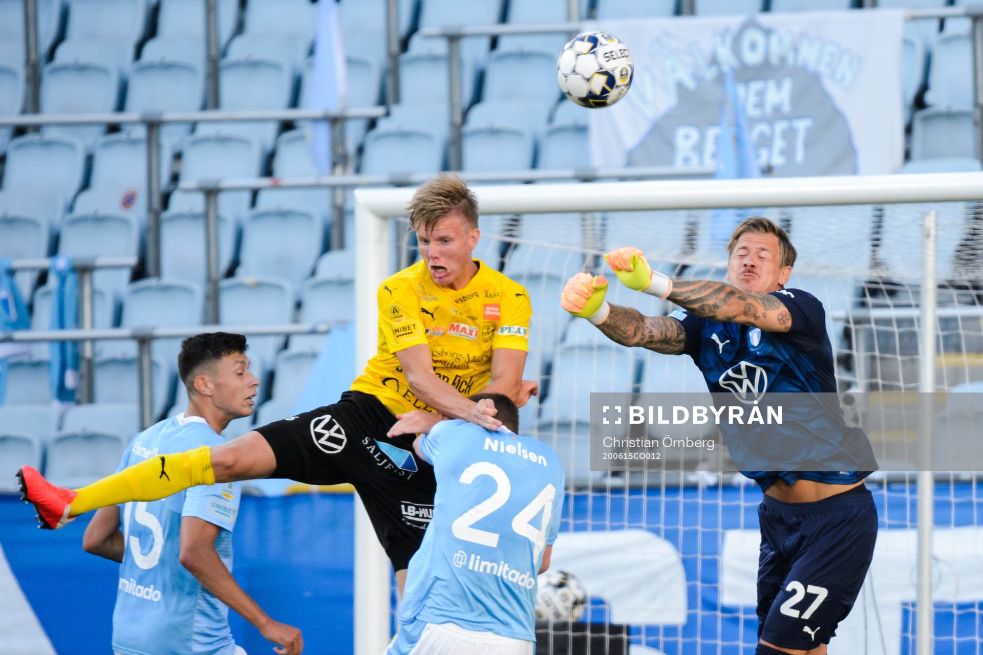 Mjällbys Eric Björkander oroar framför Malmö FFs
