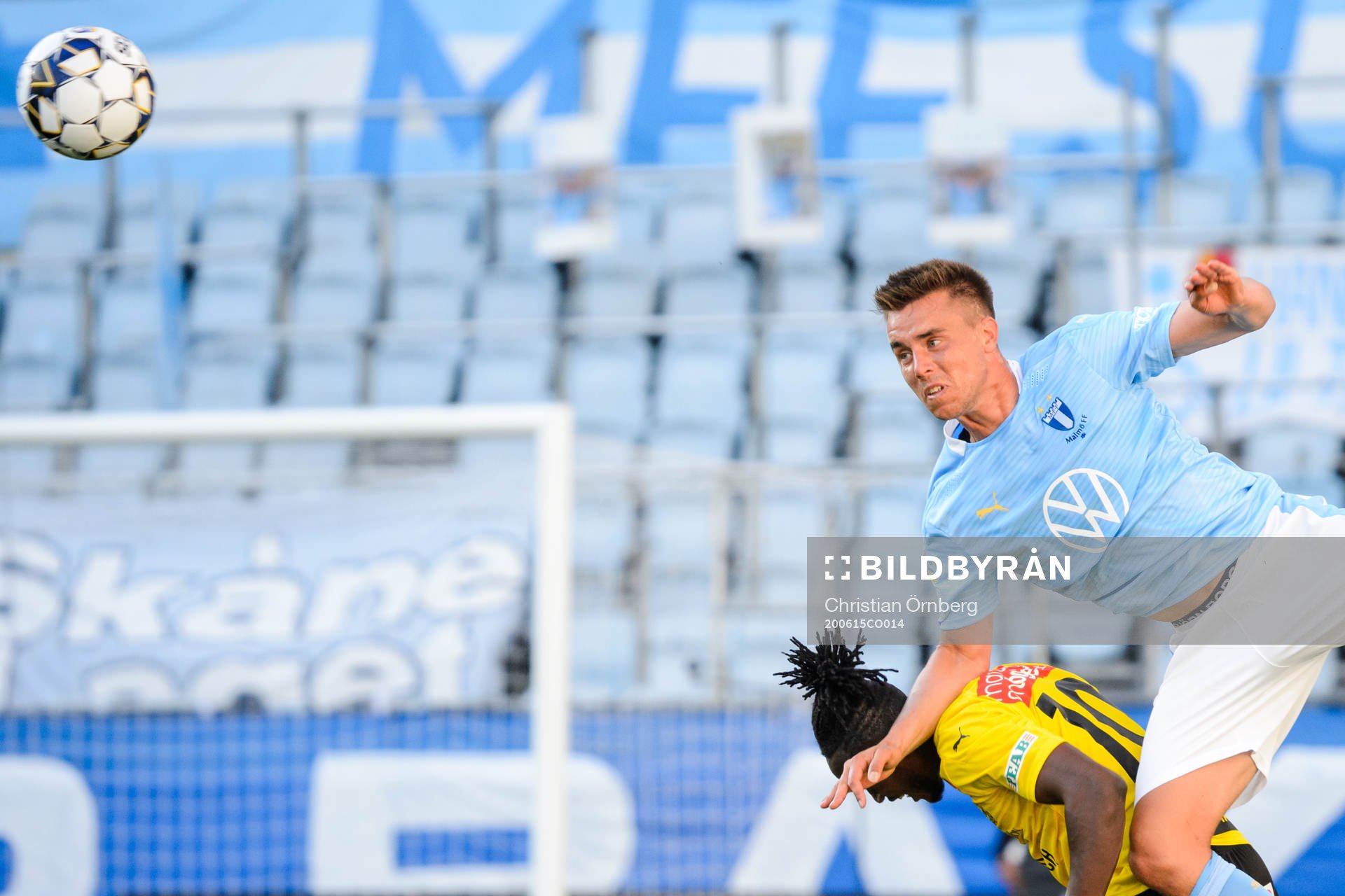 Mjällbys Mamudu Moro och Malmö FFs Jonas Knudsen