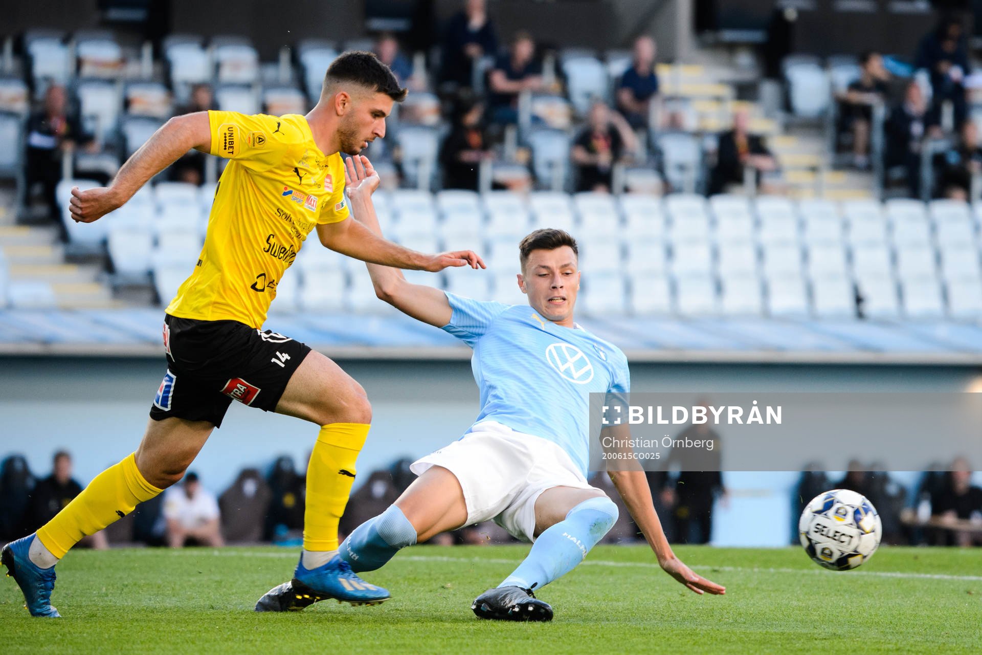 Mjällbys Besard Sabovic och Malmö FFs Anel Ahmedhodzic