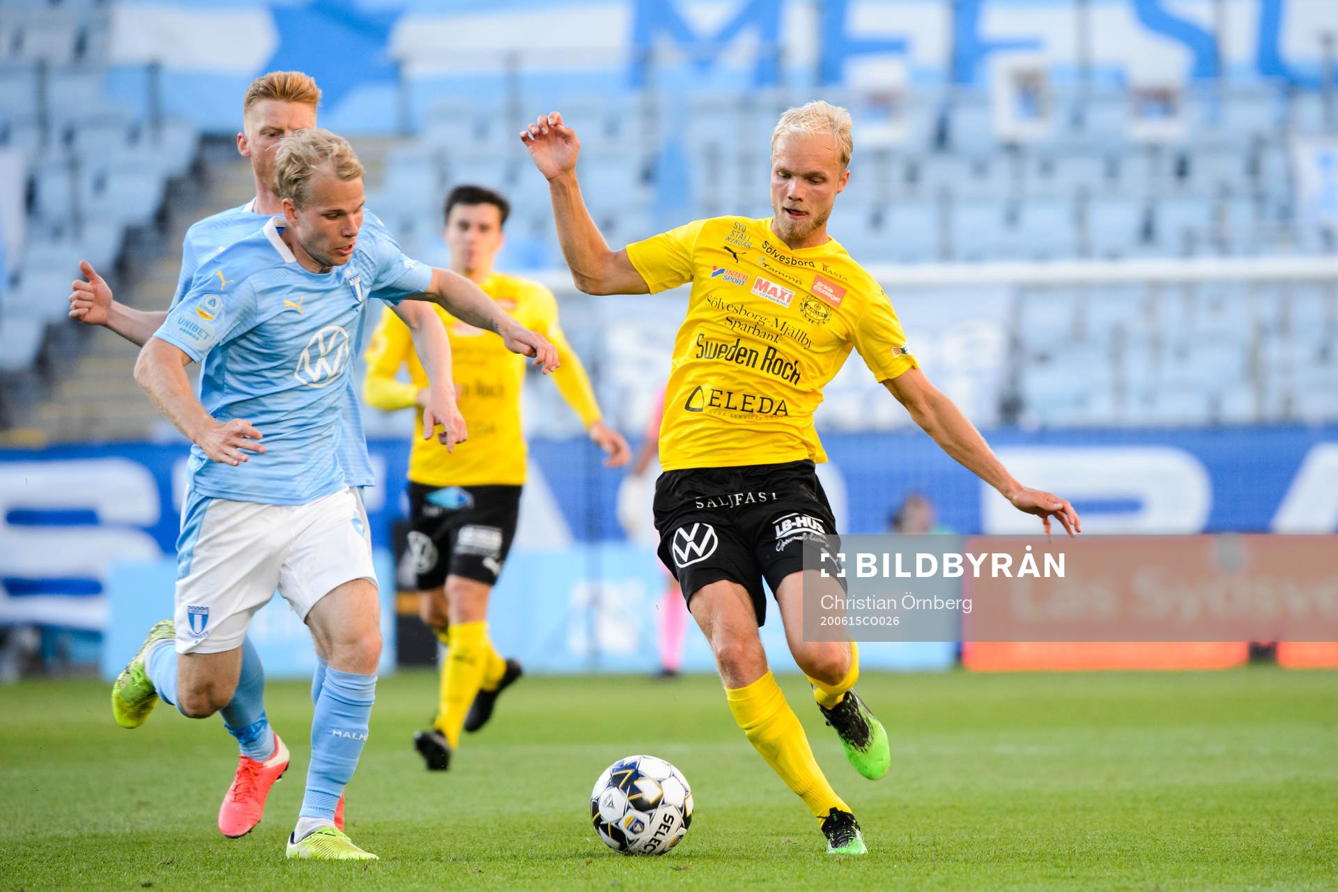 Malmö FFs Oscar Lewicki och Mjällbys Viktor Gustafson